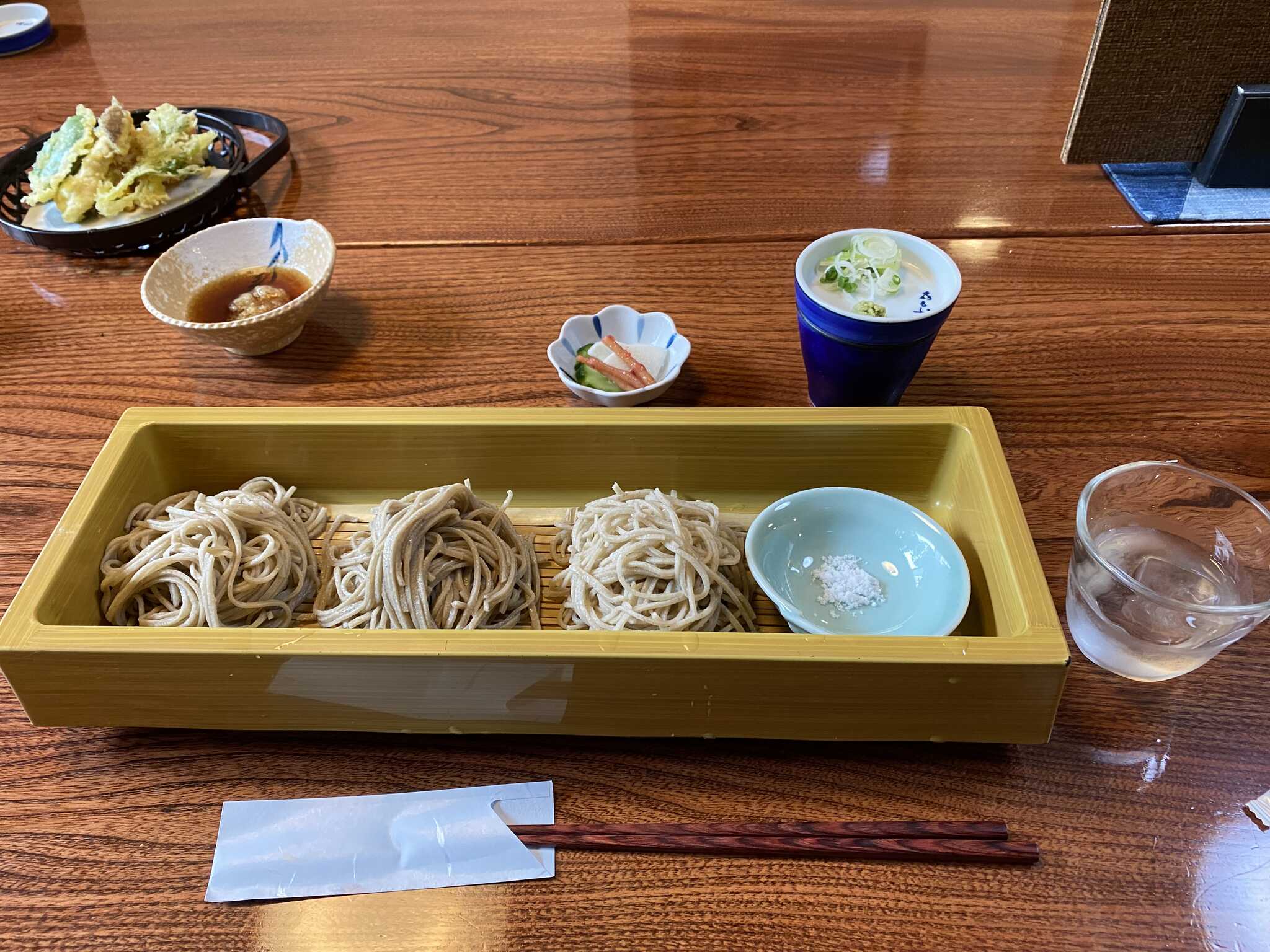 お蕎麦3種盛り。二八、10割、ブレンド。最初は塩とお水で味わって下さいと言われました。