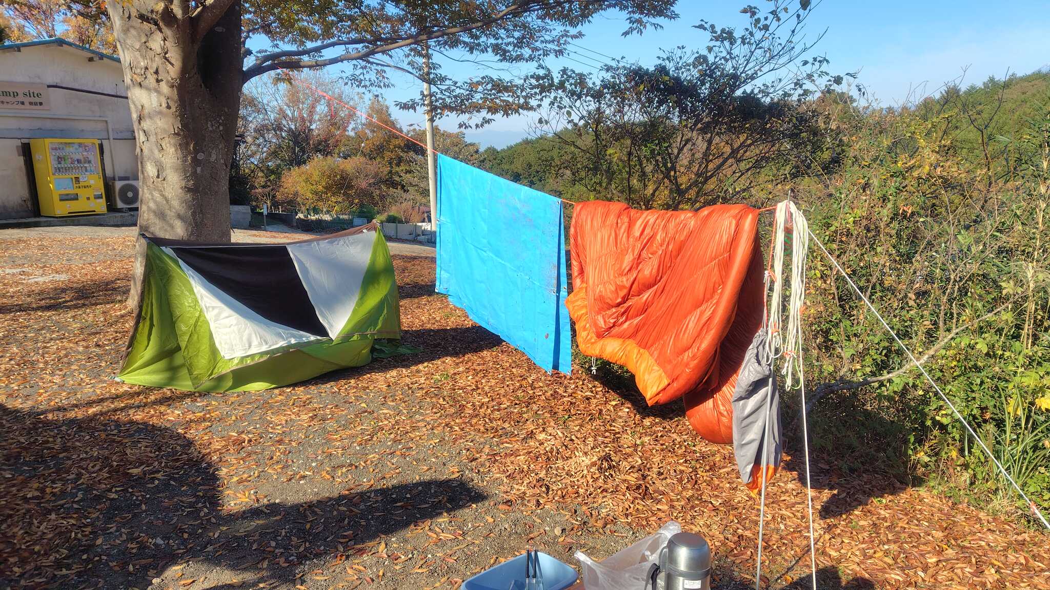 快晴なので豪快にテントとシュラフを干す