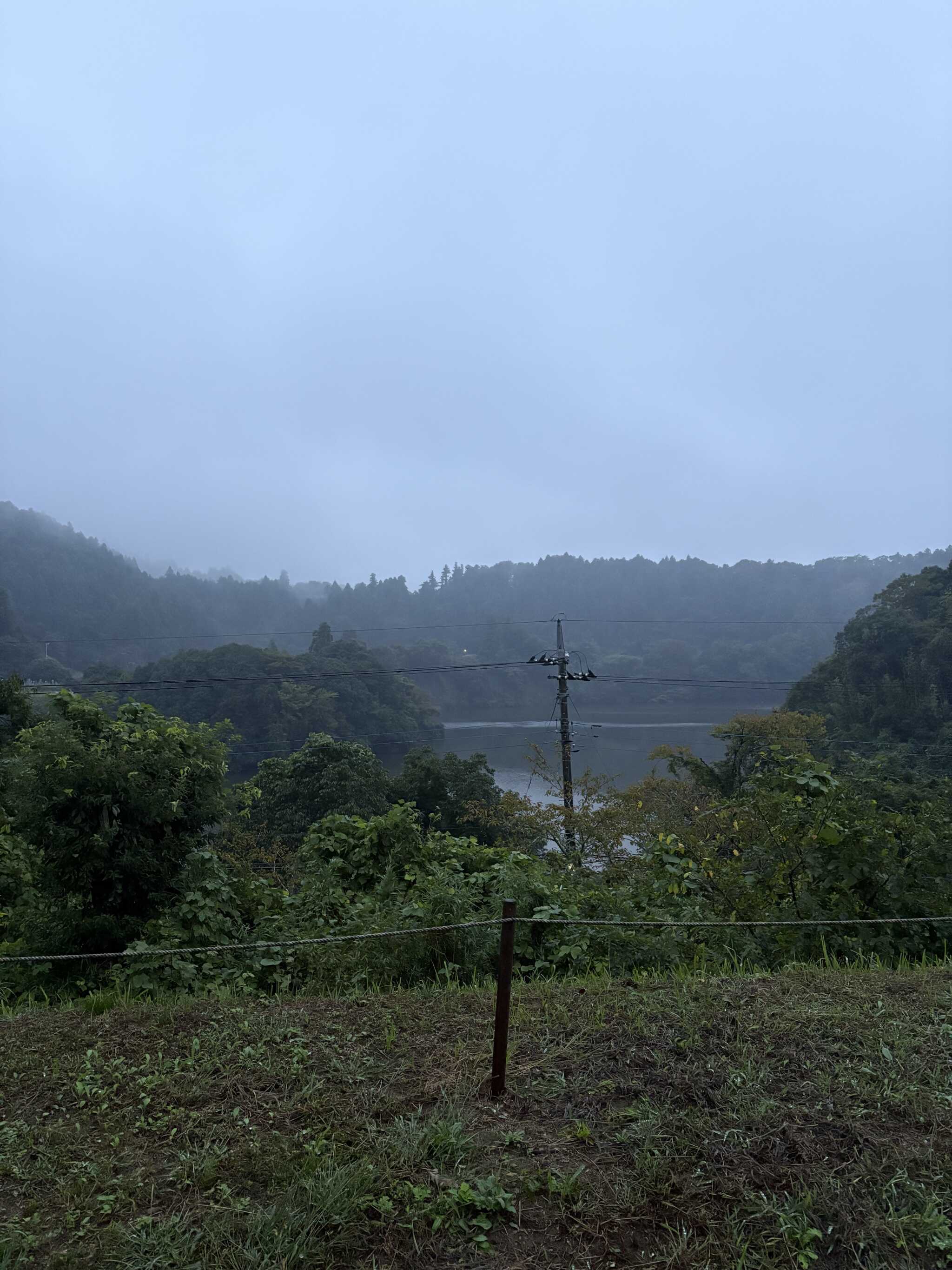靄のかかる亀山湖