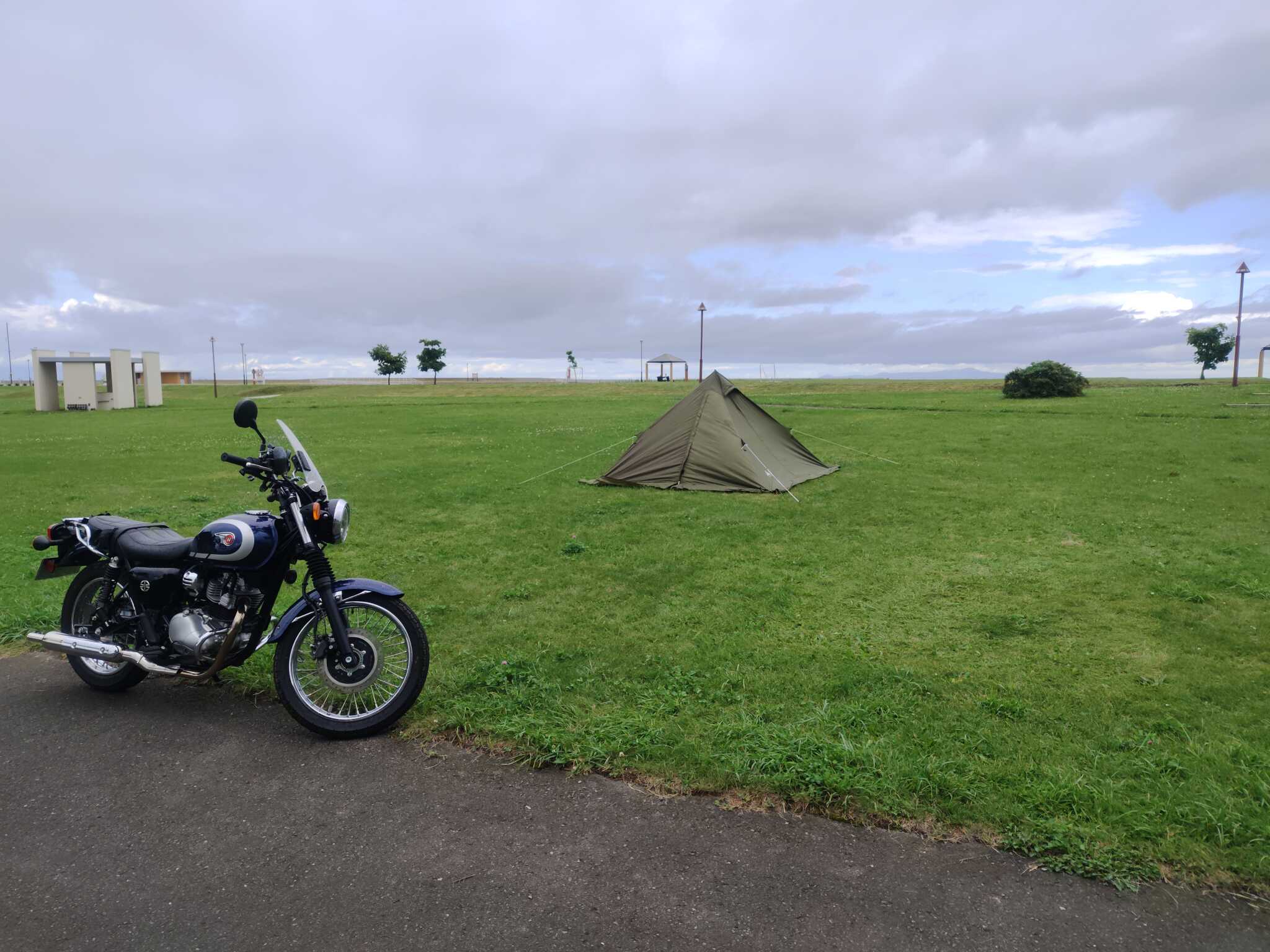 8月下旬の平日、空いていた。バイクは指定された道に駐車出来る