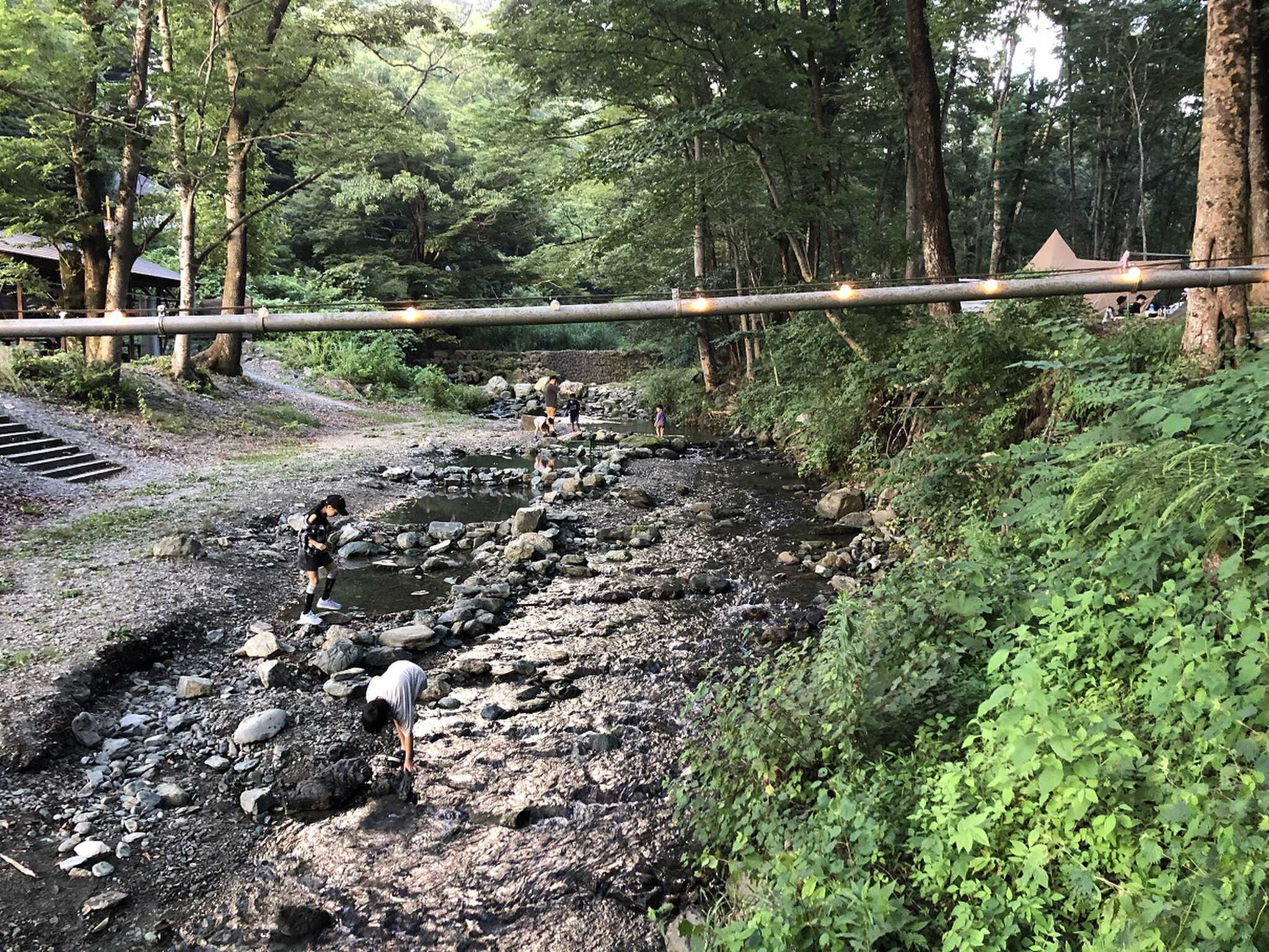 場内を流れる川
