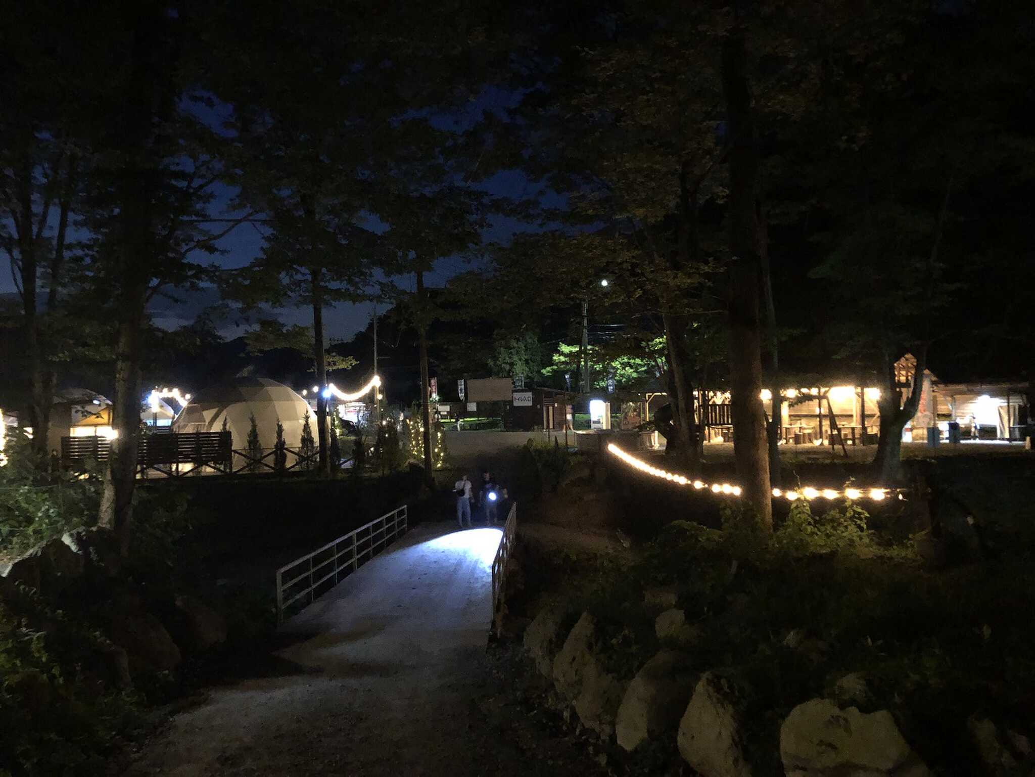 夜のBBQ、グランピングエリア