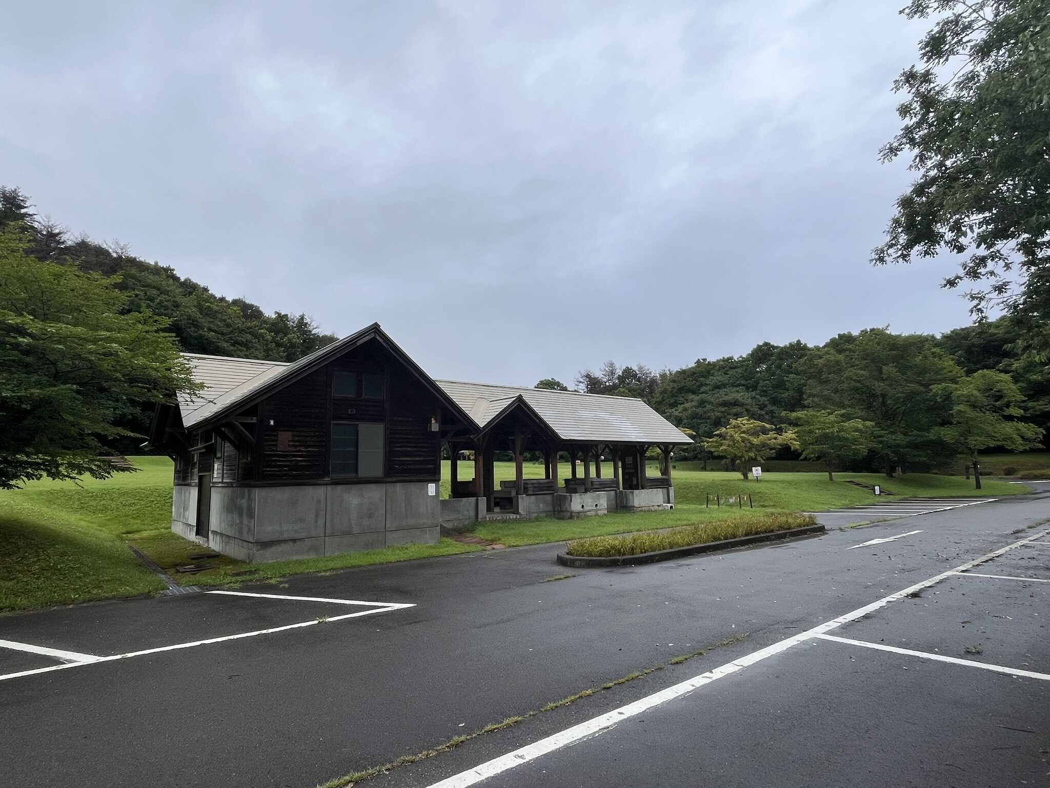 雨でもサイトの周りに駐車できるので便利