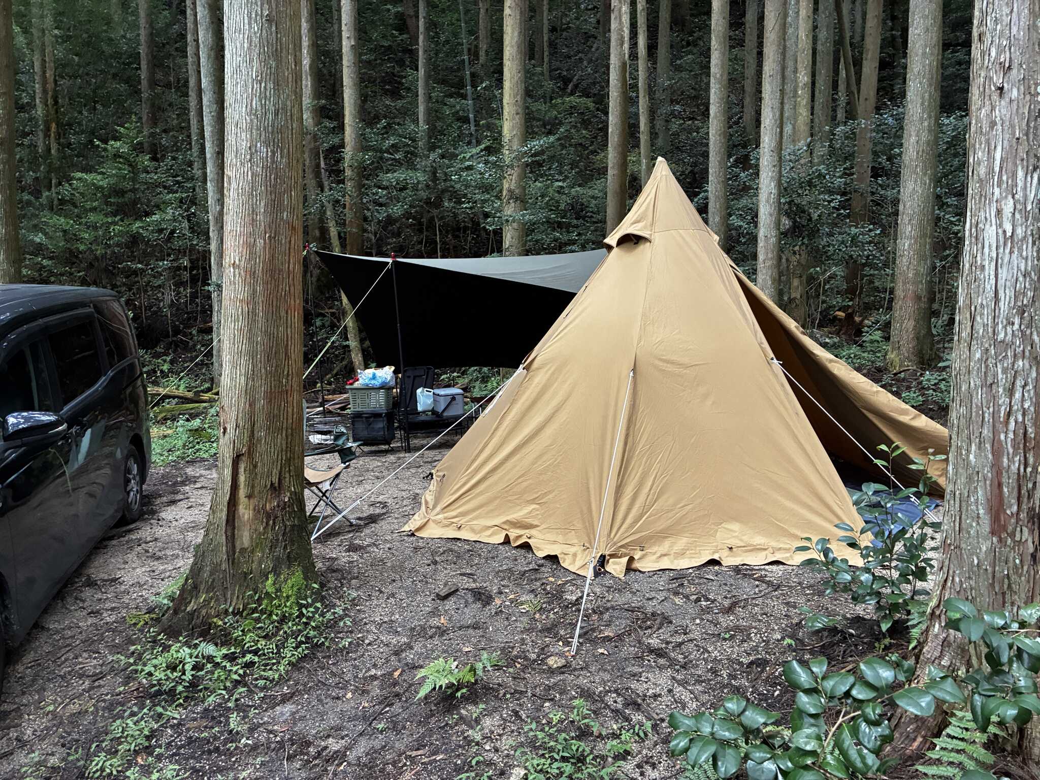 場所が限られますがワンポールの大きめテントとタープの設営が可能。