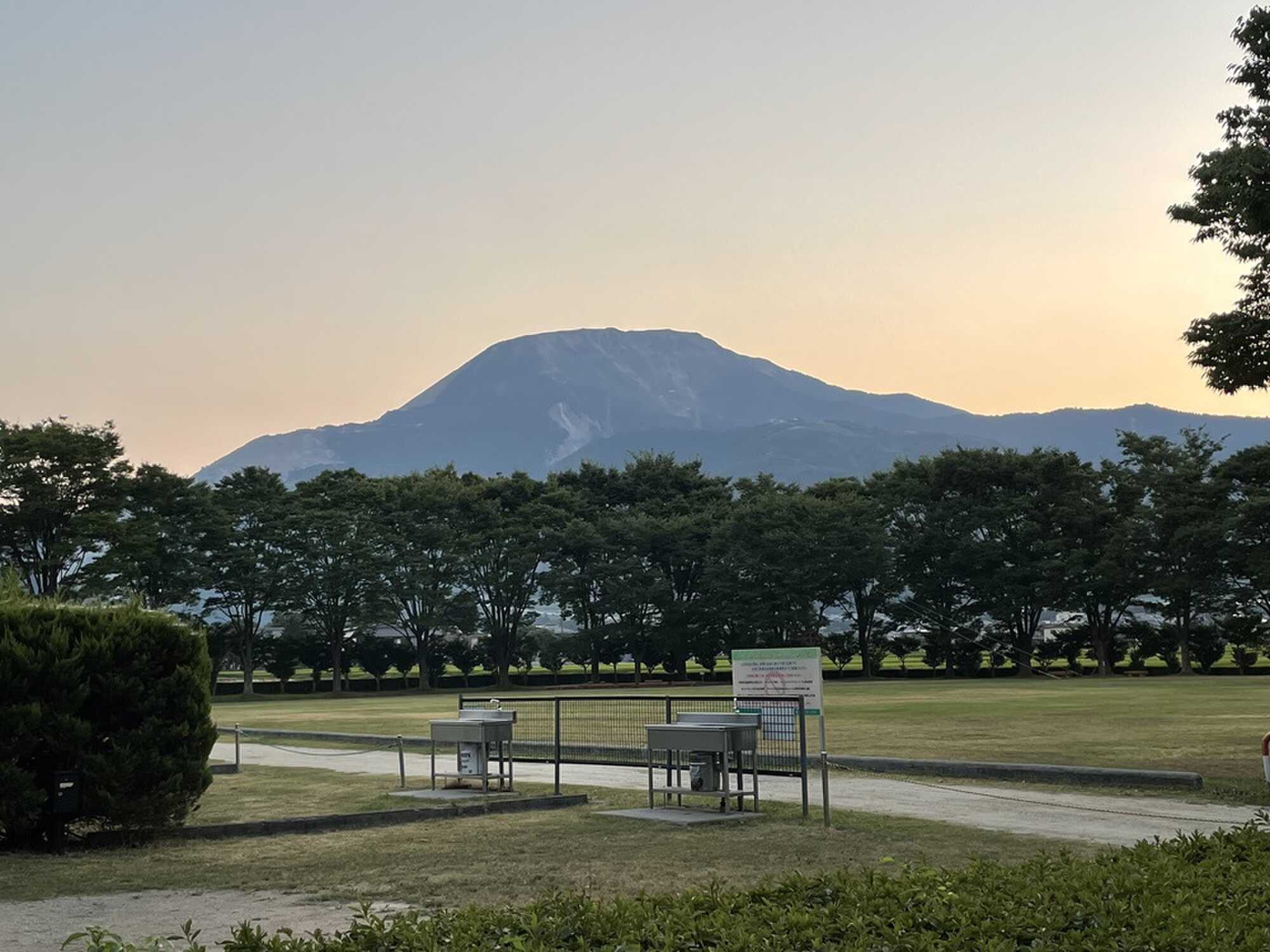夜明け前の伊吹山