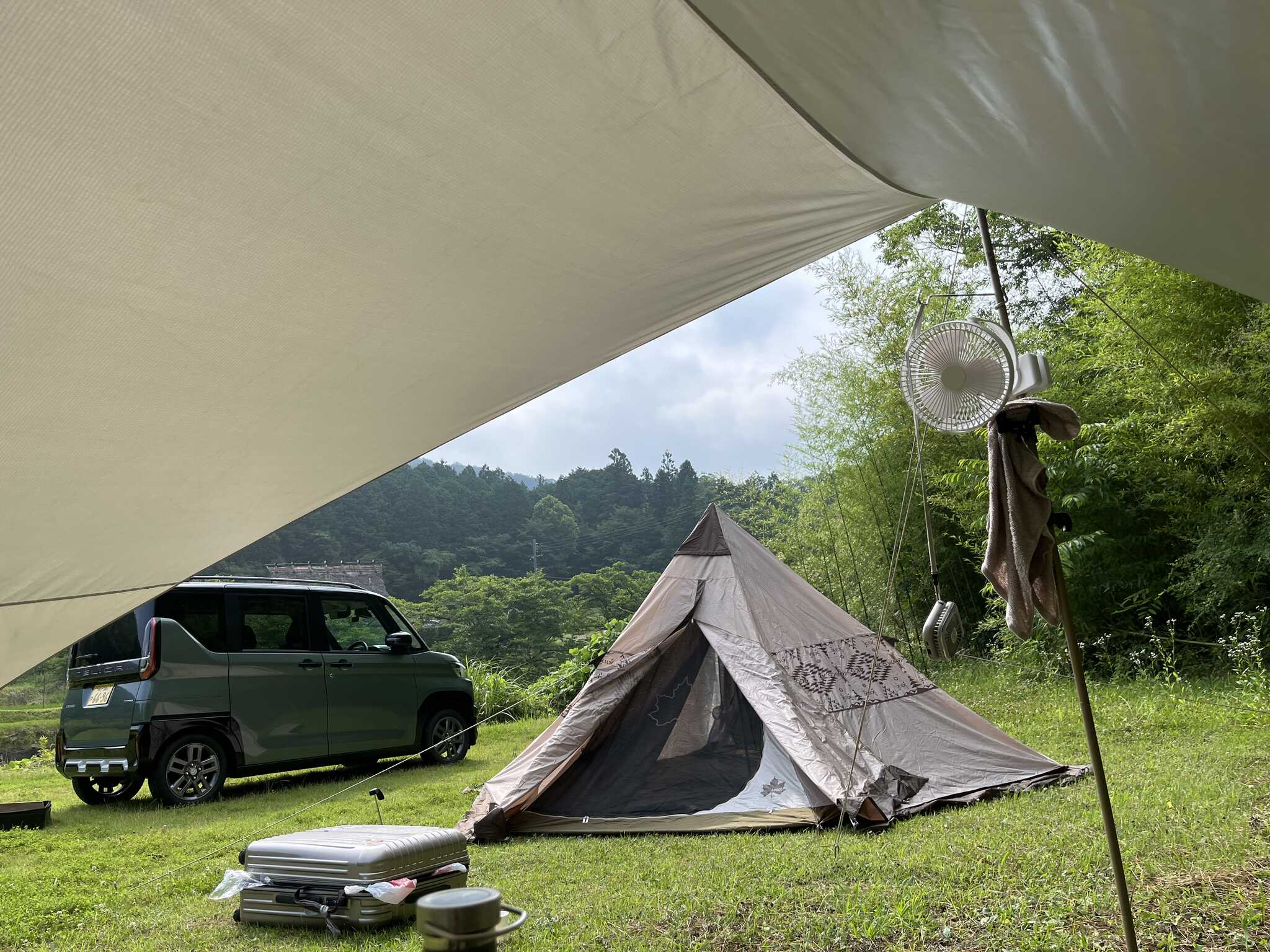 端の日影にテントとタープを建てました