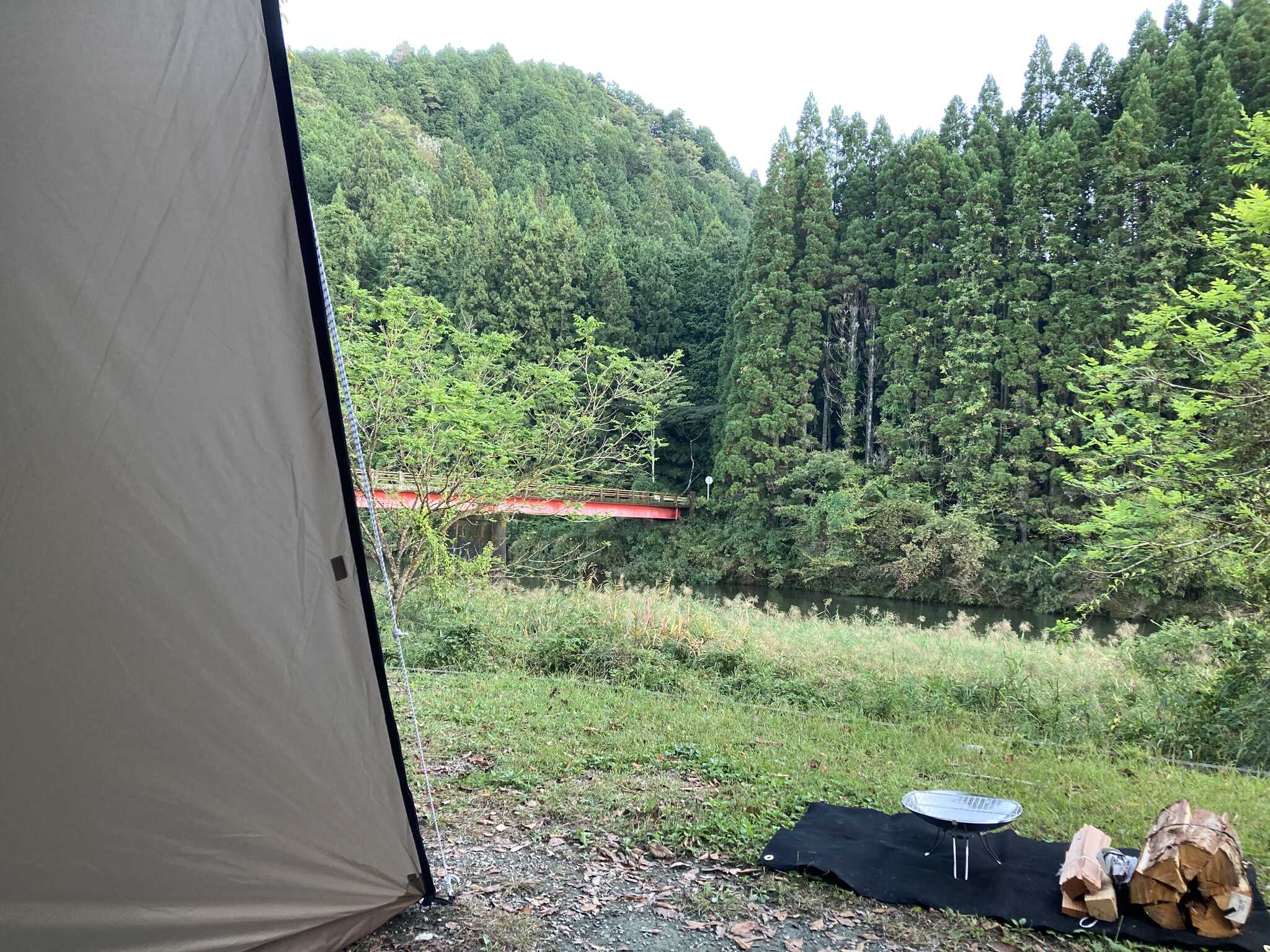 テント内から川、山の方向を撮影