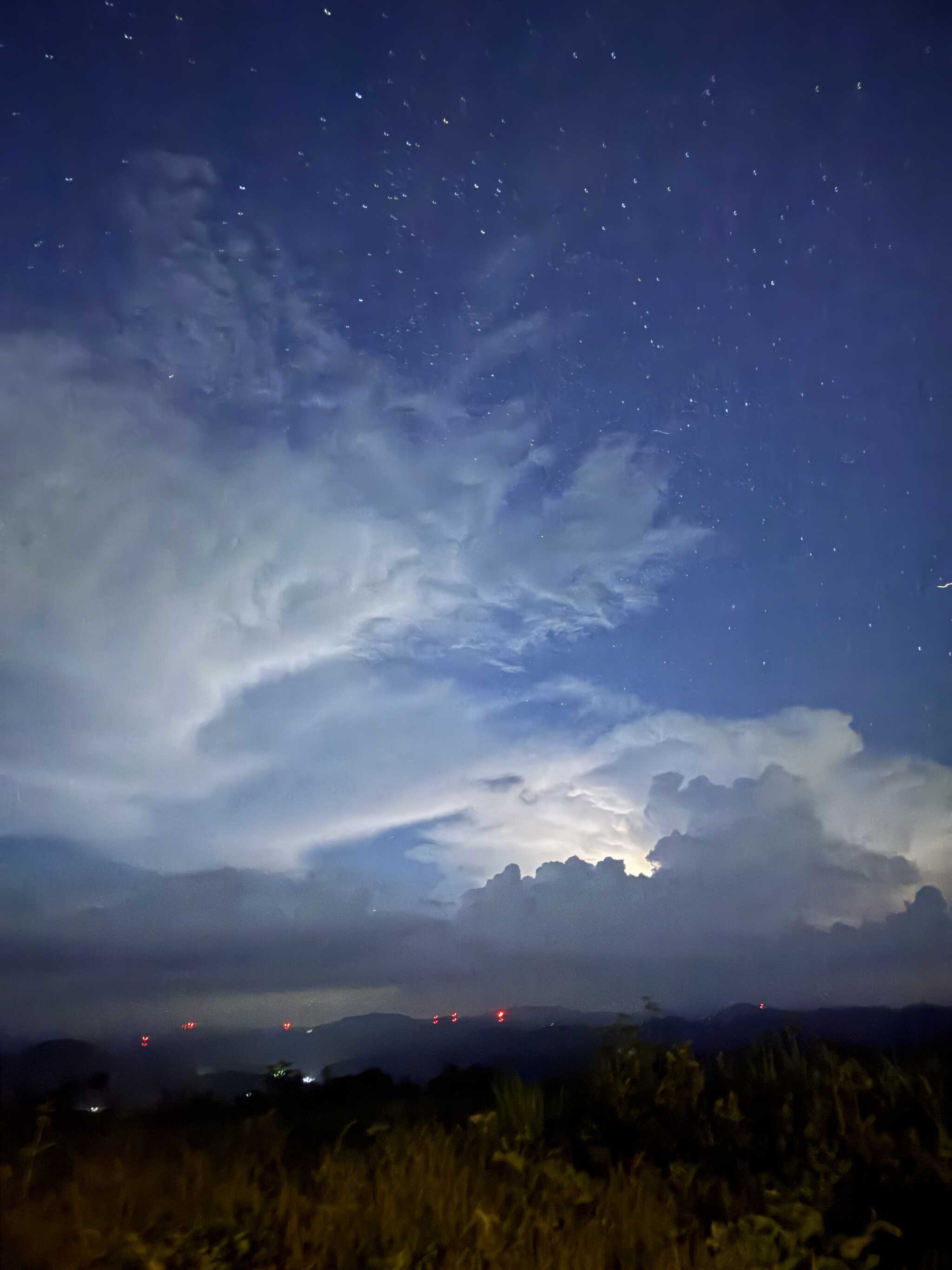 遠くで雷
