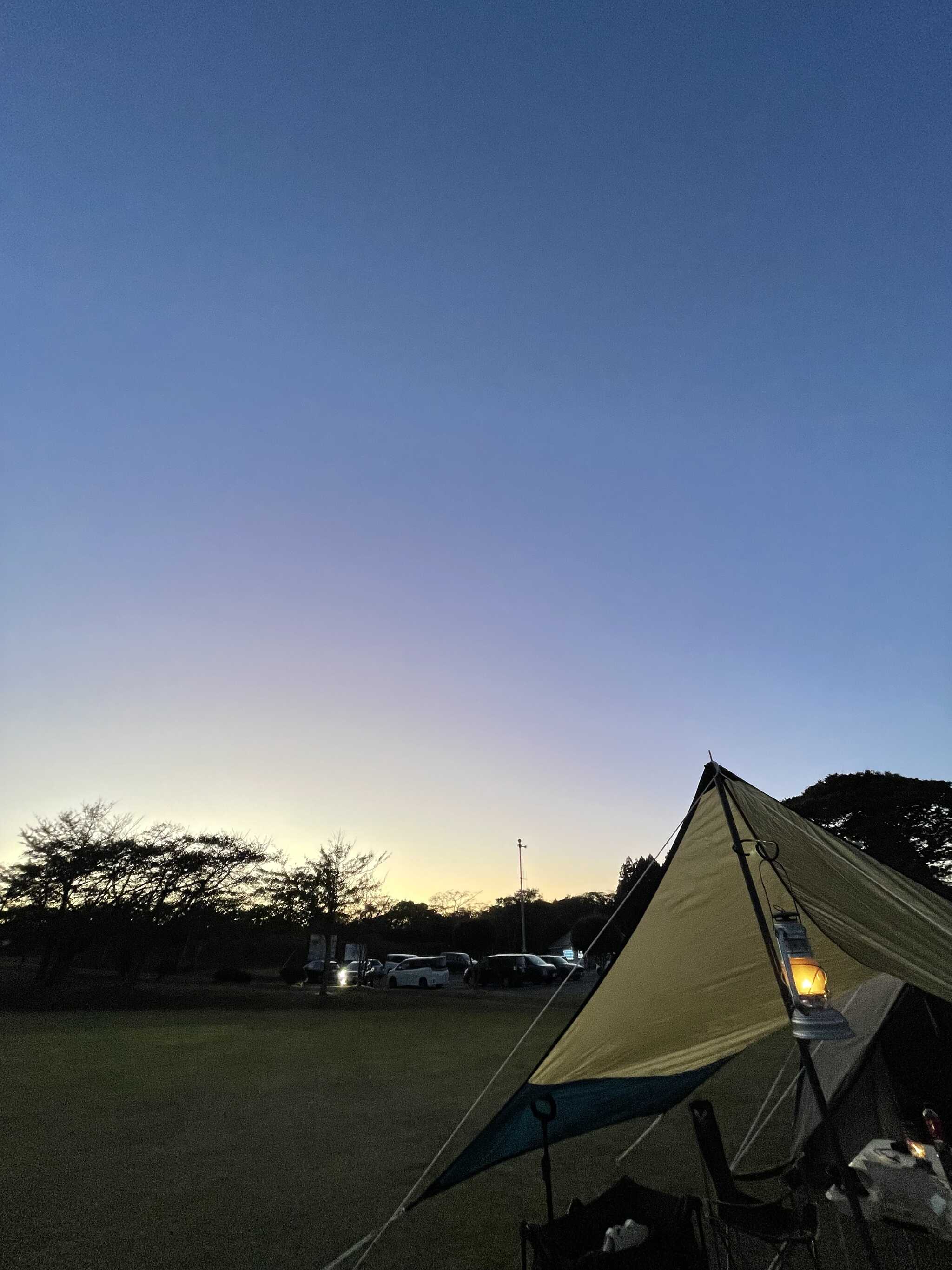 夕暮れ間際のテント周辺