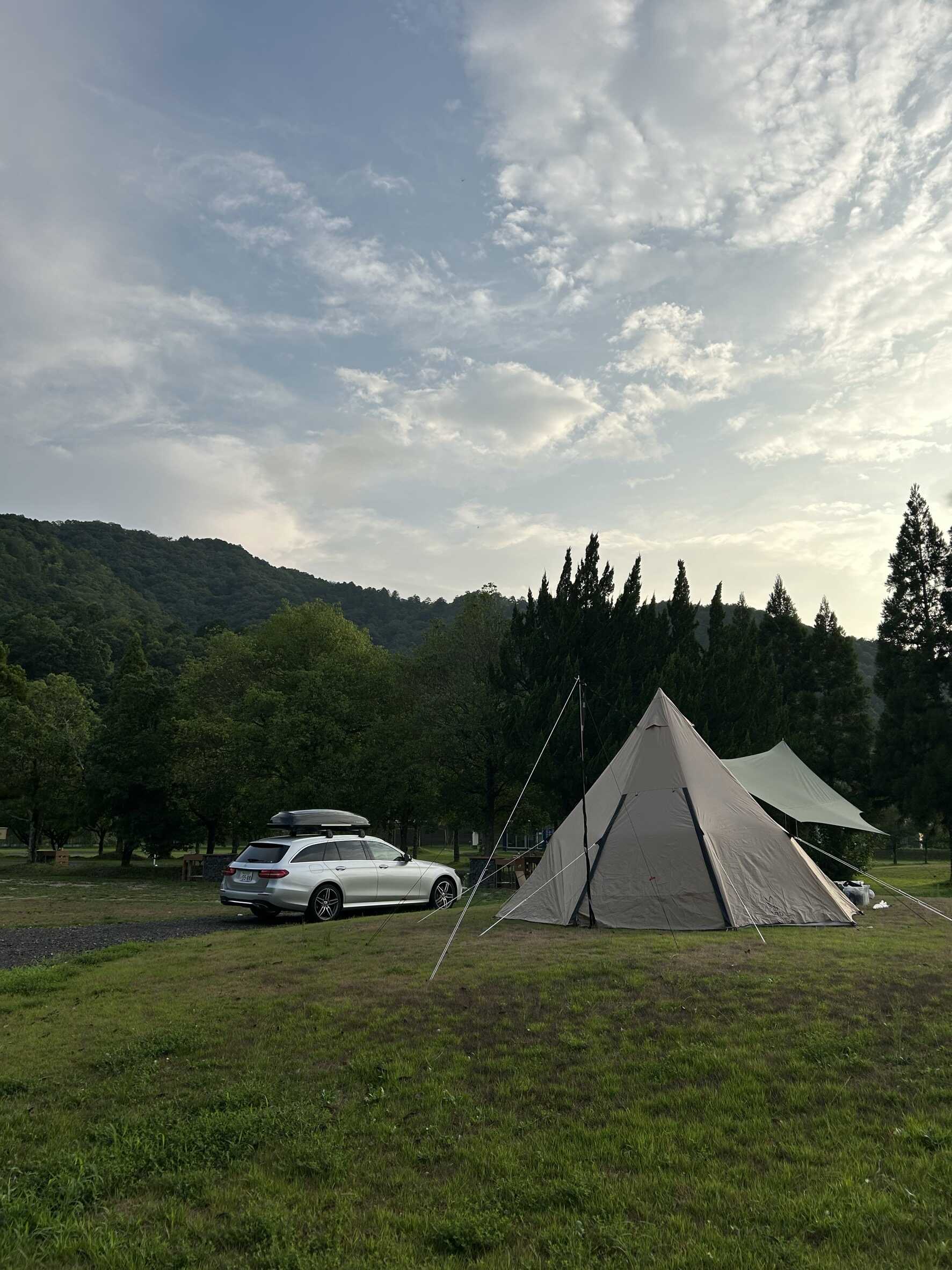 ワンポールテントと里山