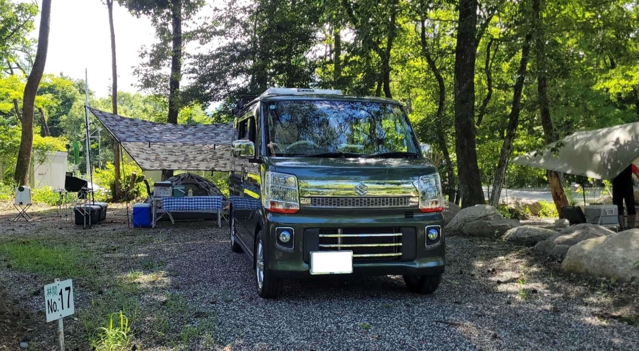大型テント&タープに大型ミニバンでも余裕がありそう。