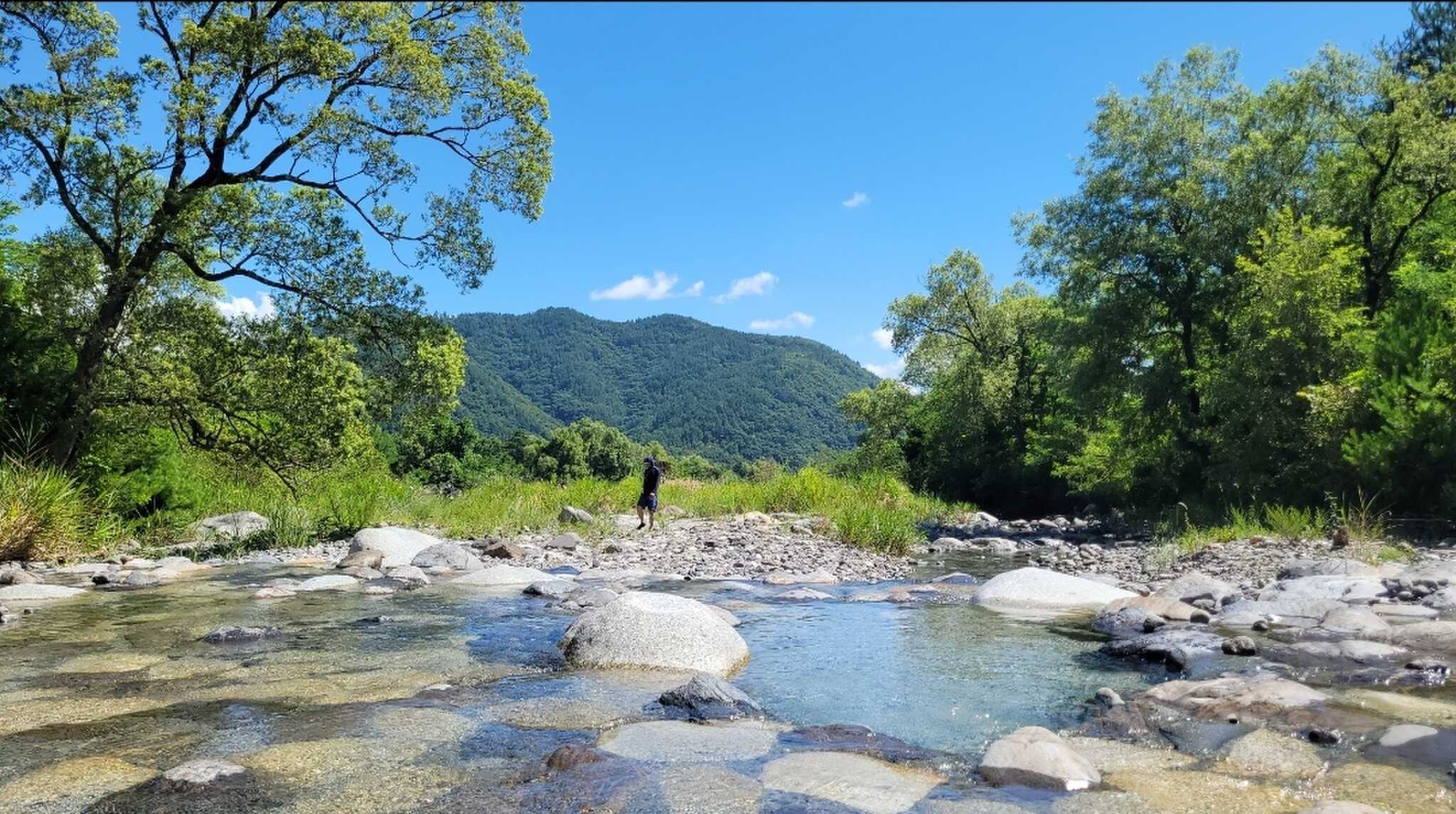 川下に聳える中山。