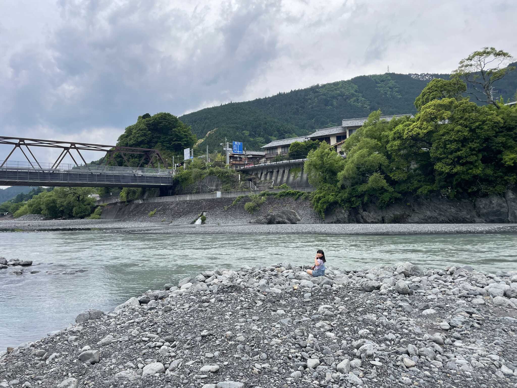 隣の川で