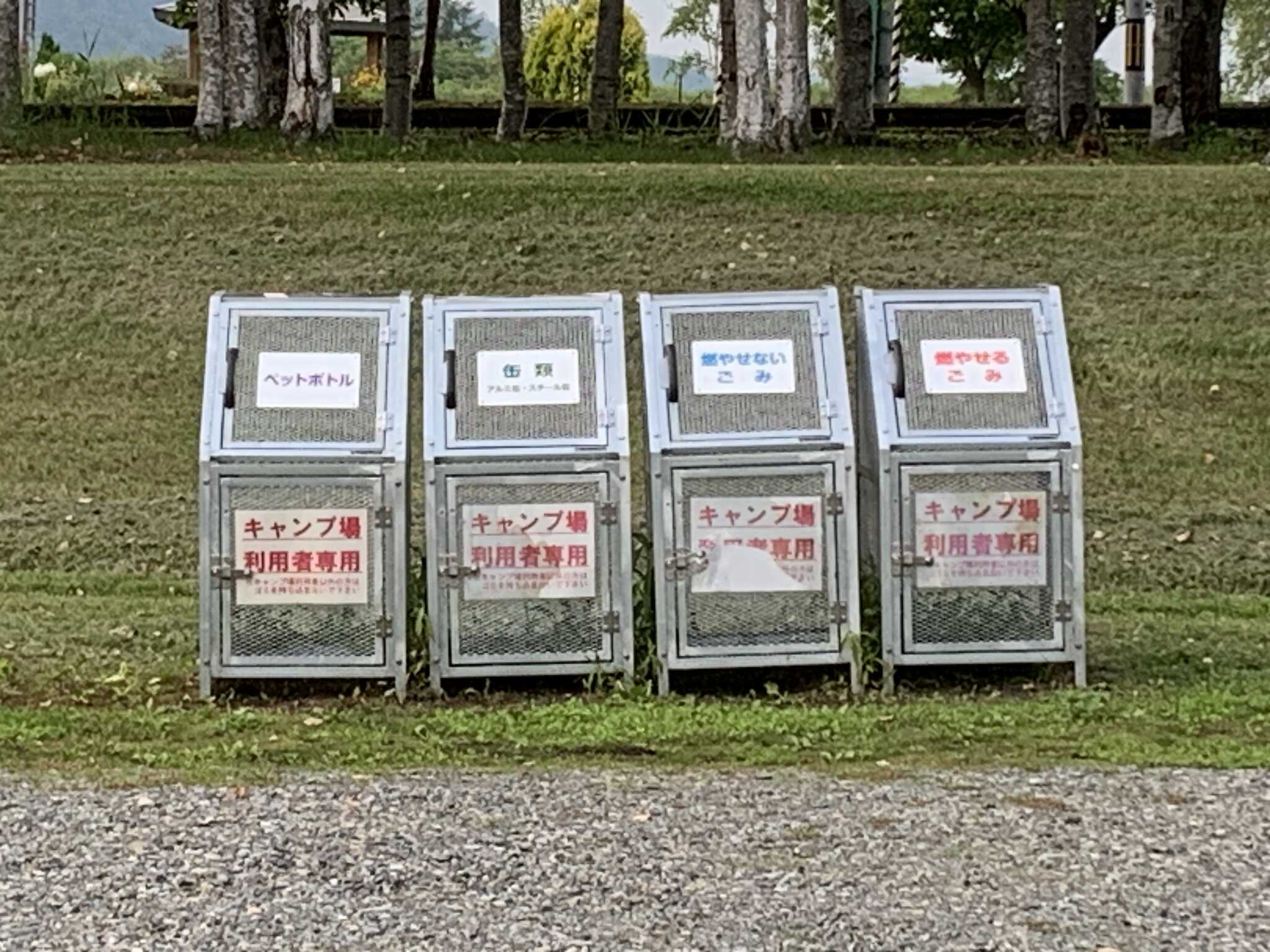 ゴミ捨て場です。分別が必要です。