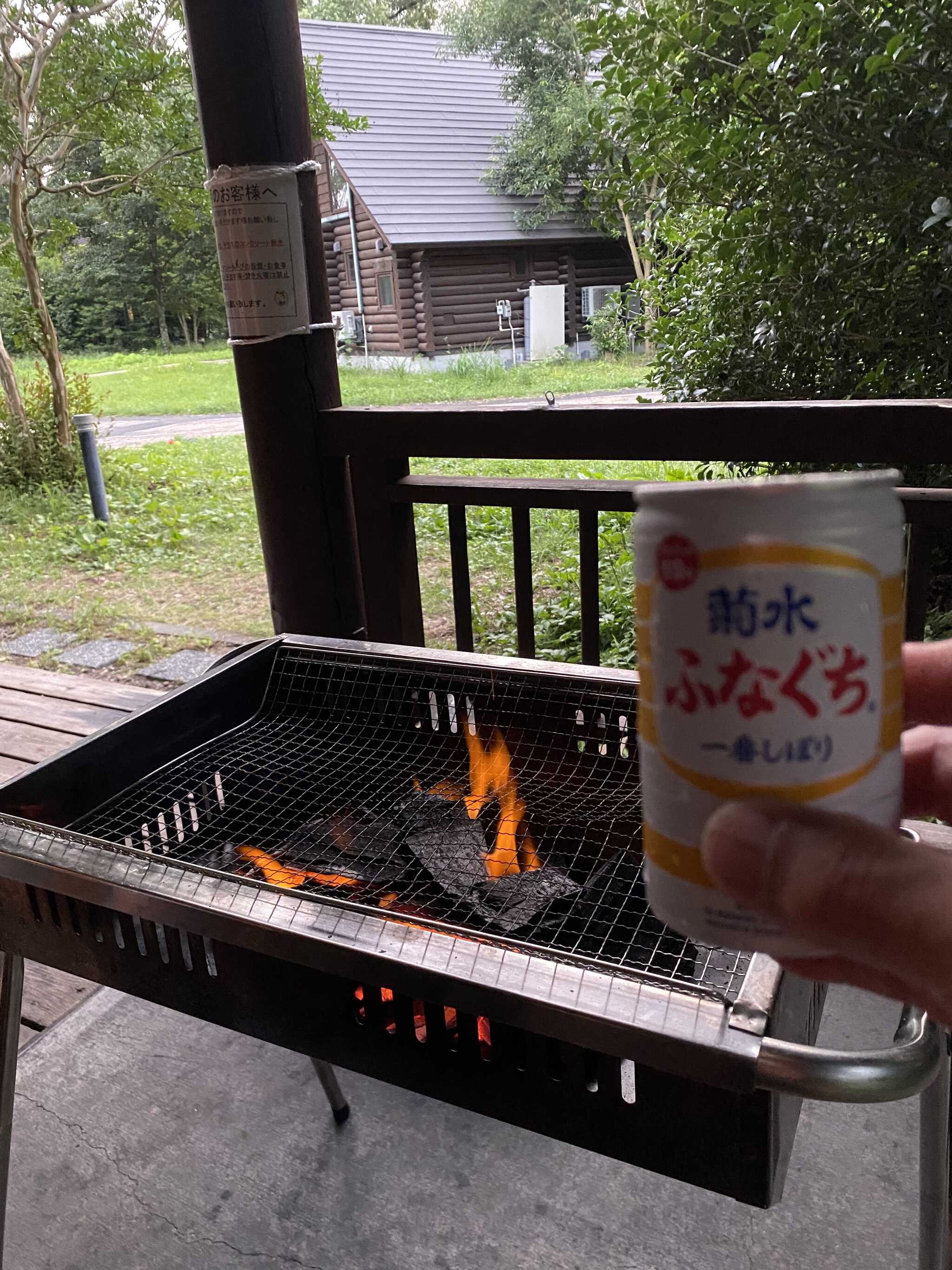 オヤジはテラスで火おこしながらご褒美の一杯(笑)