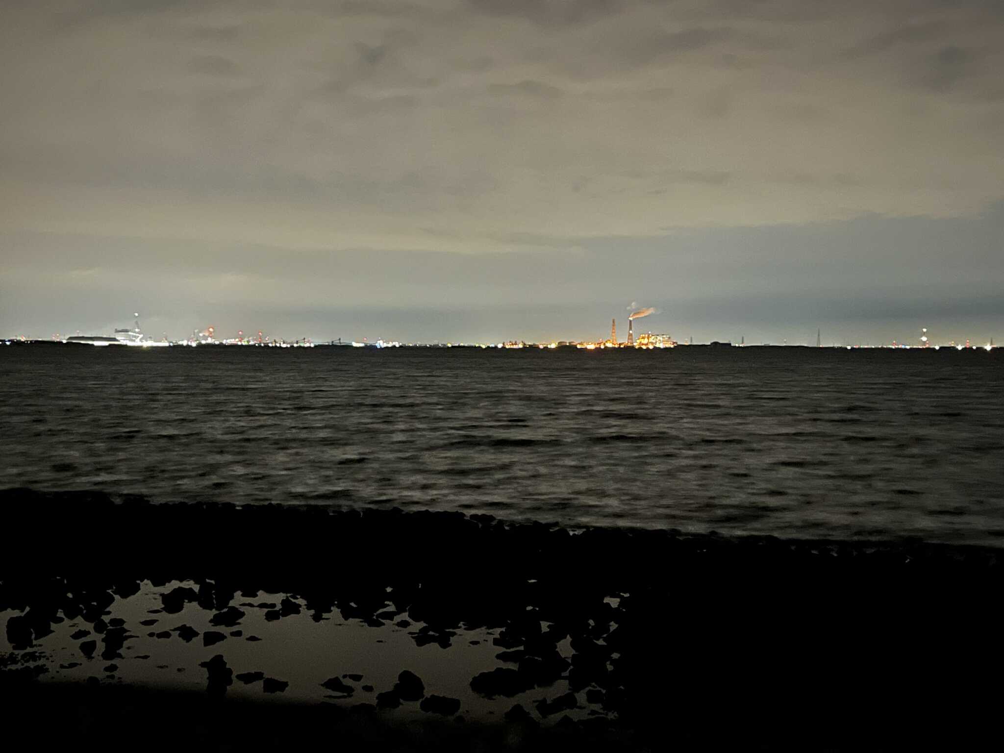 堤防から観る海越しの夜景