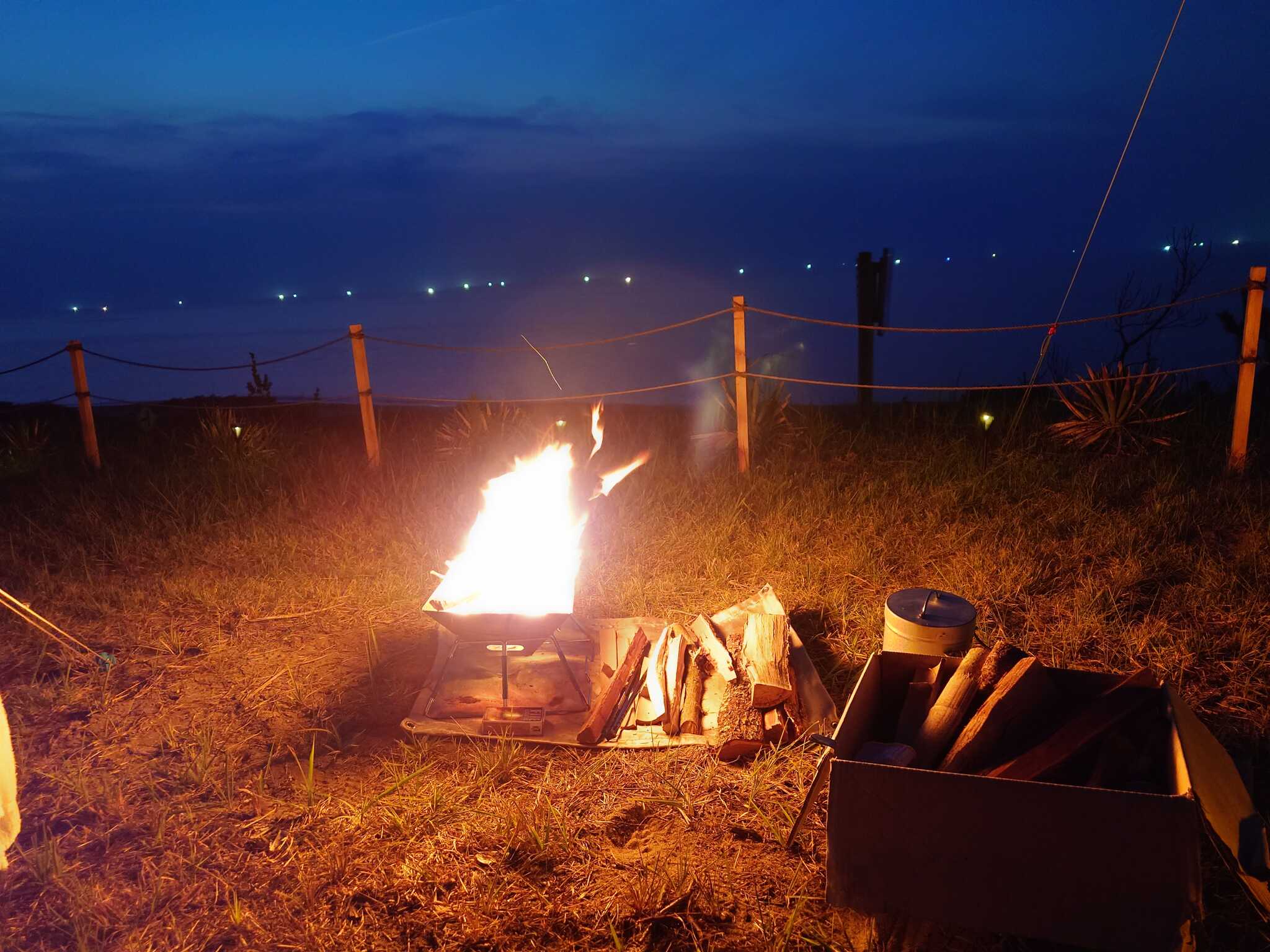焚き火と夜空と漁火と