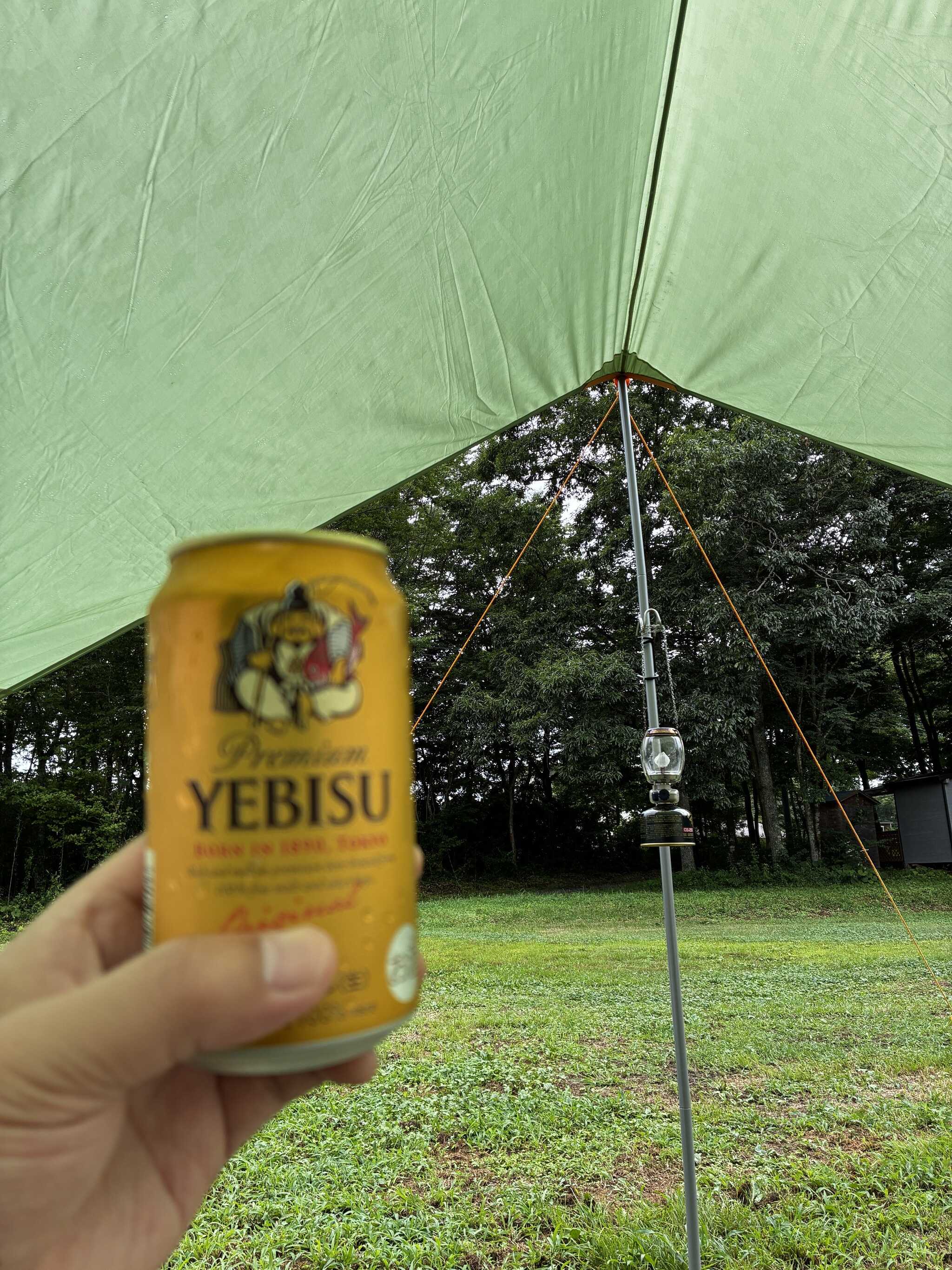 到着して、タープとテーブルとコンロを設置して一人で乾杯