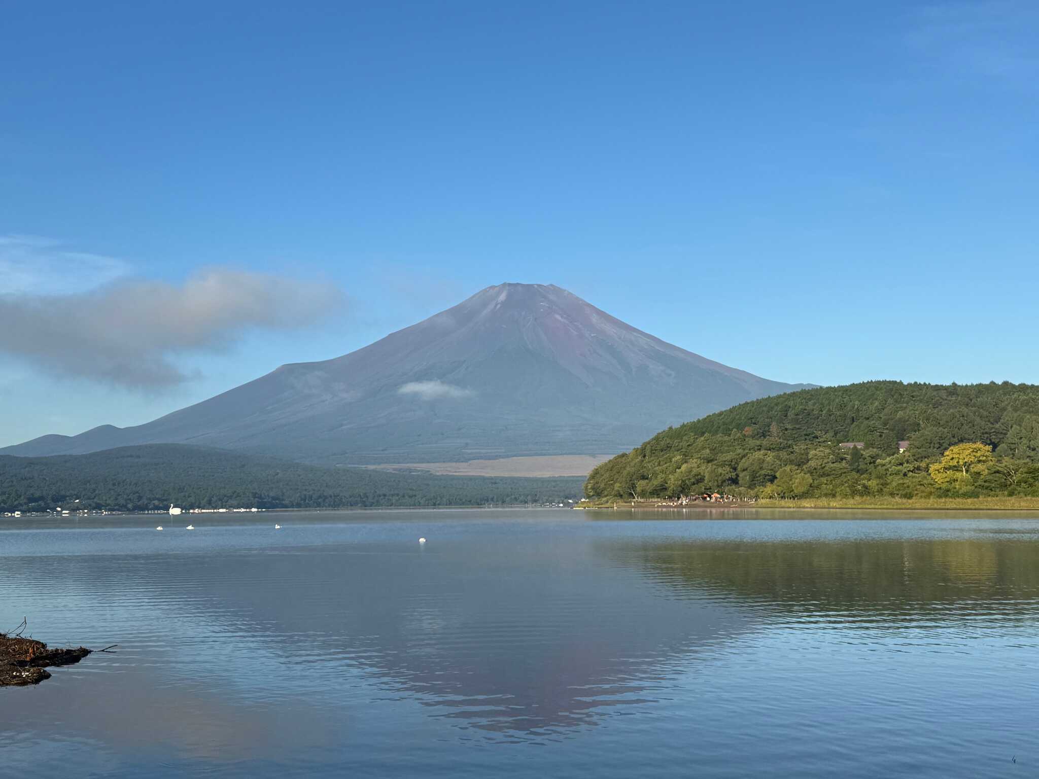 早朝の山中湖と富士山