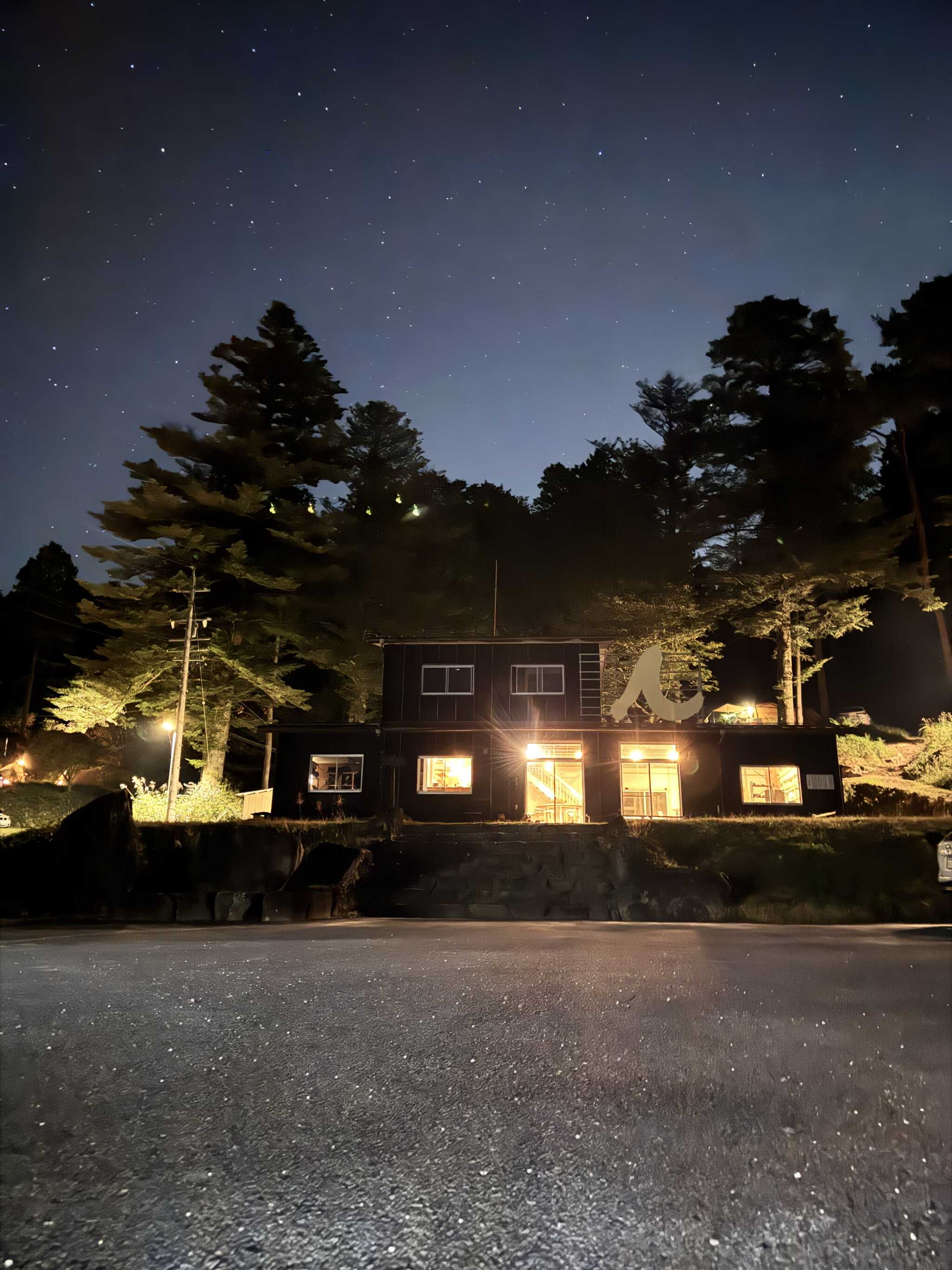 カサギベースの夜の外観です!とてもおしゃれでした!