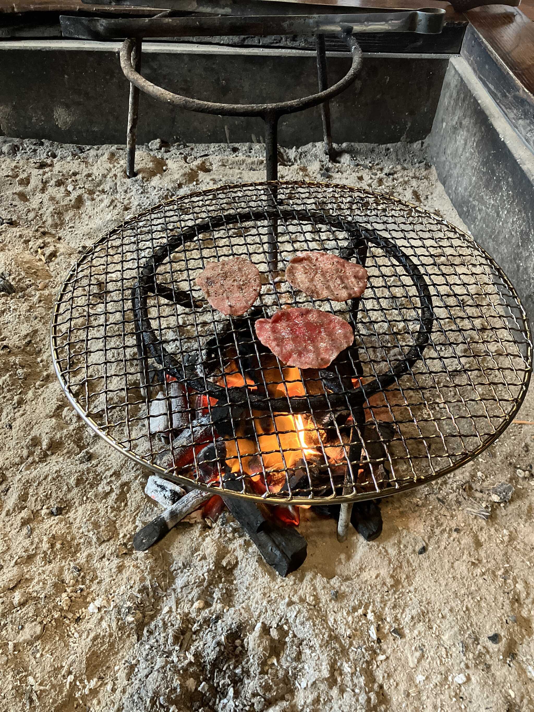 囲炉裏で焼肉