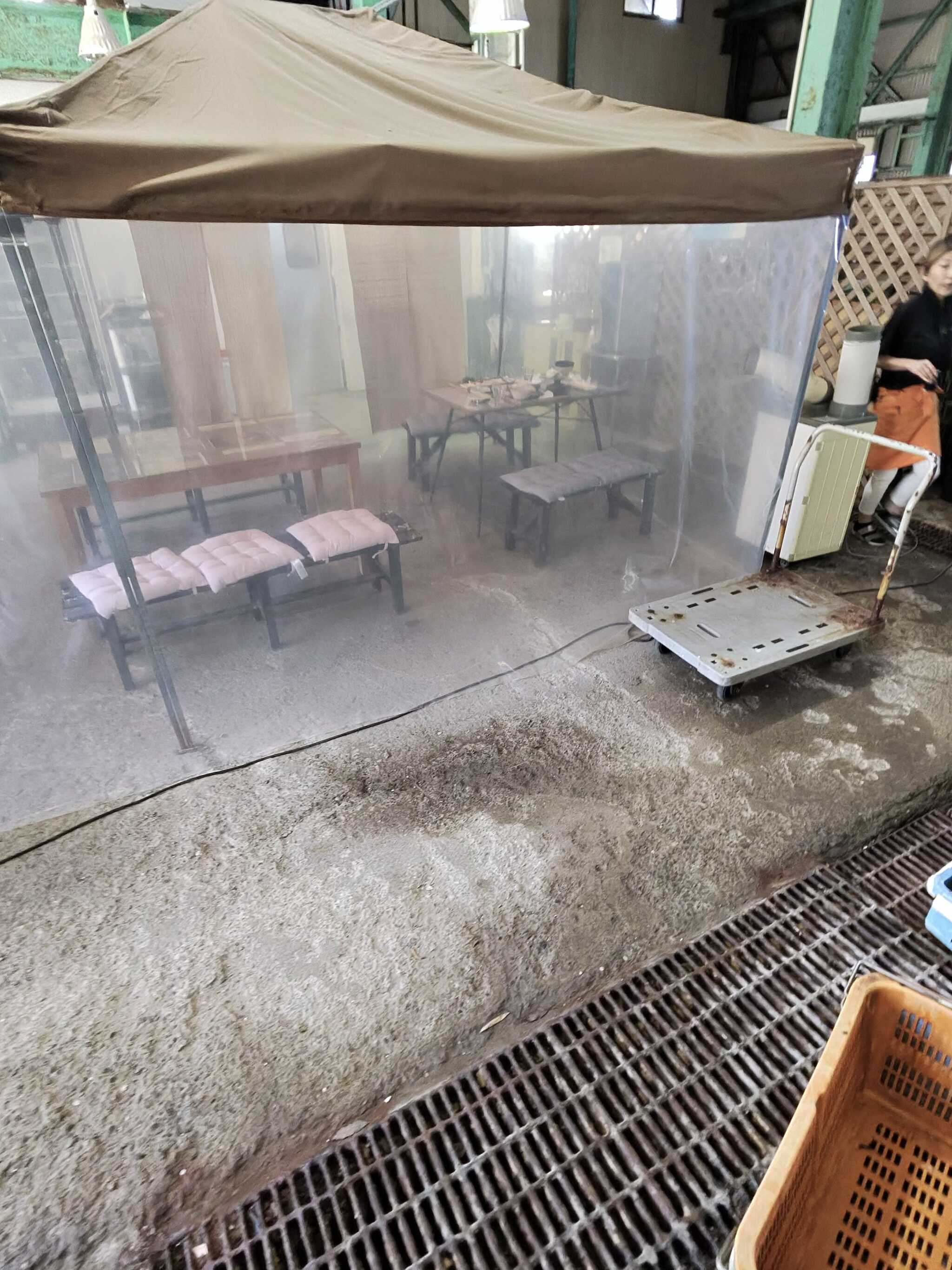 サイトの隣は水産会社の水槽庫 海鮮を買えるし調理してもらって食べることもできる