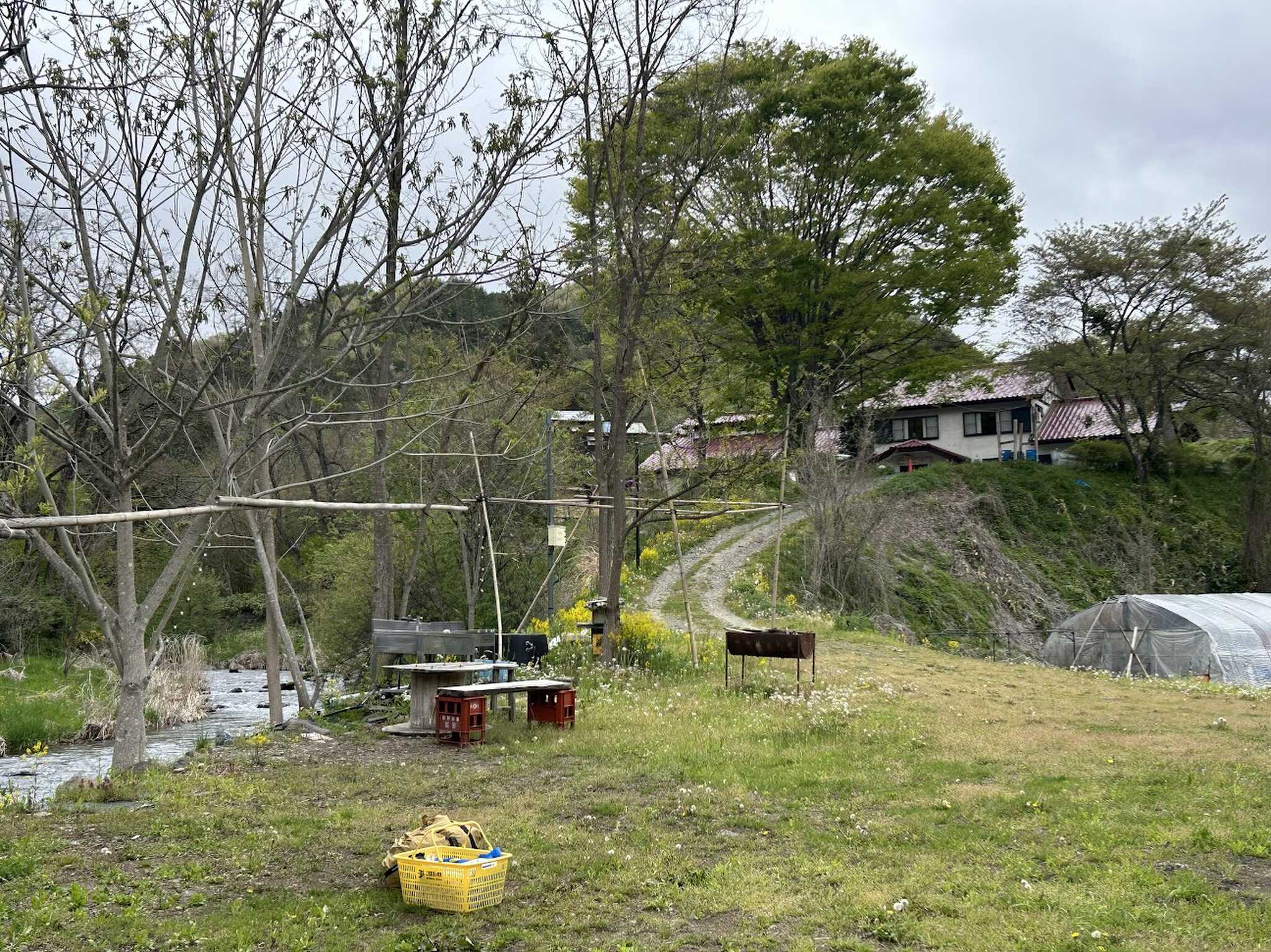 キャンプサイトからささの湯温泉を望む