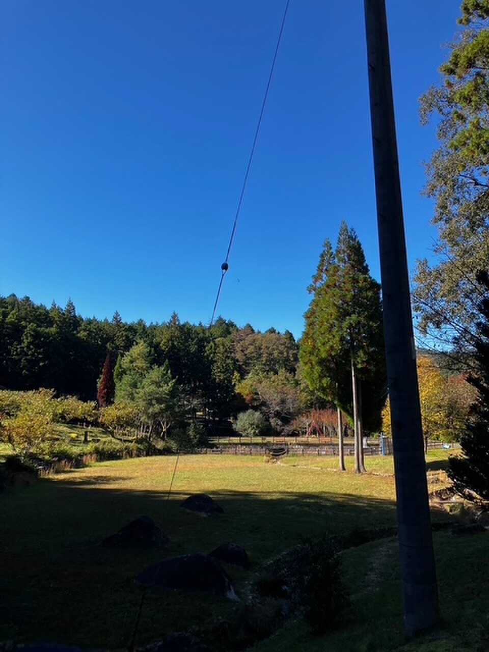 キャンプ場へ向かうまでに子供も遊べる広場があります