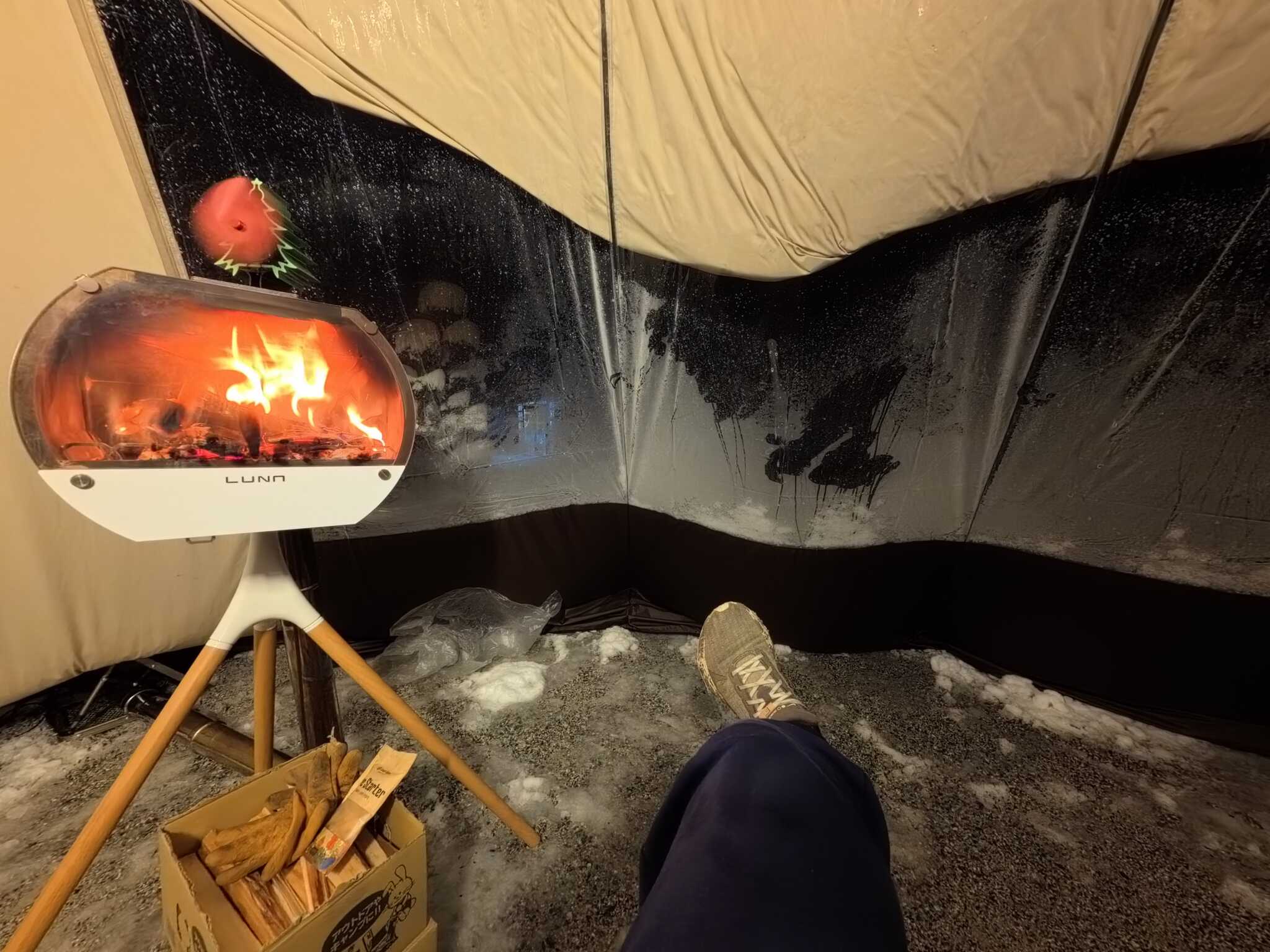 テントの中の雪見