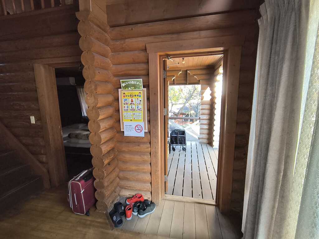 玄関入ってすぐから