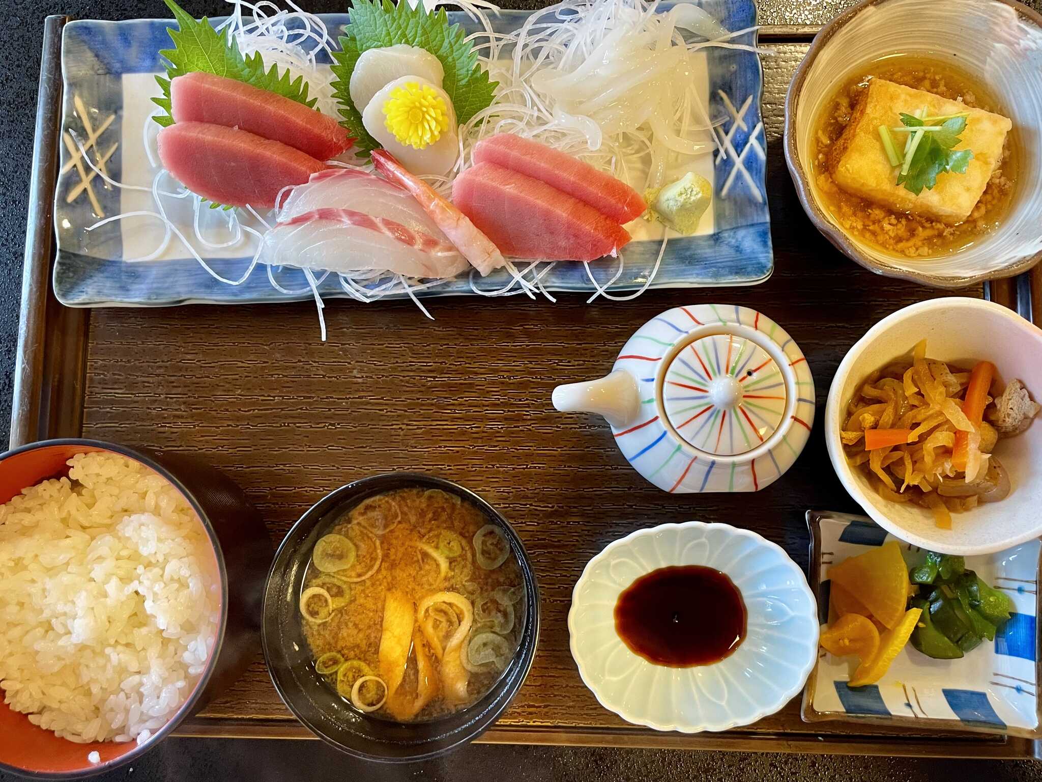 近くの定食屋で刺し身定食美味い!