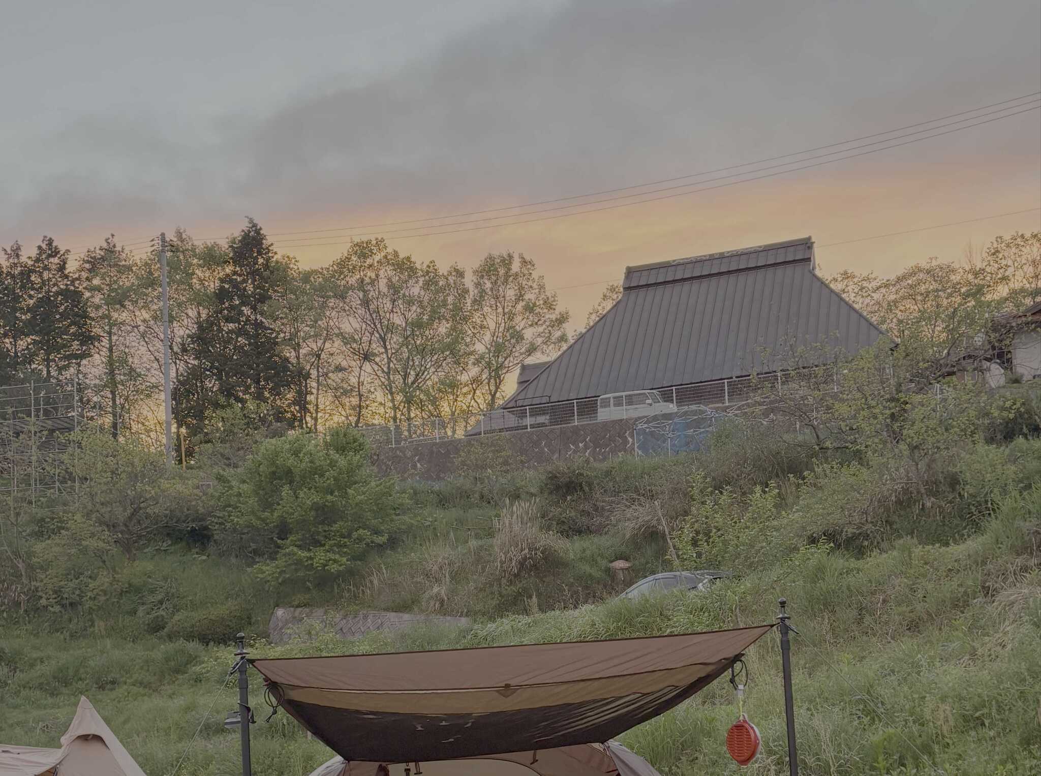 夕焼けと古民家