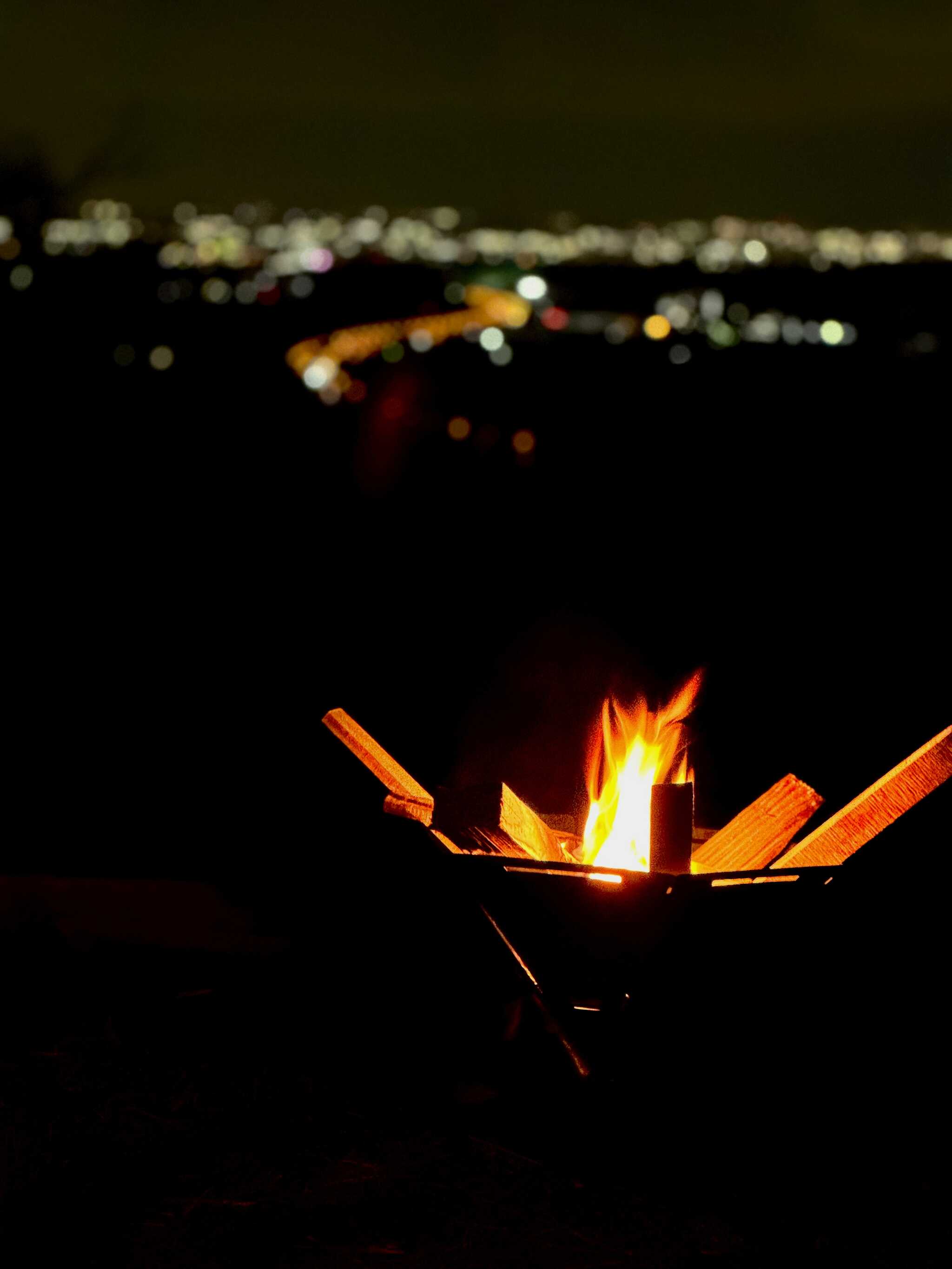 眩し過ぎない夜景が焚き火と合う