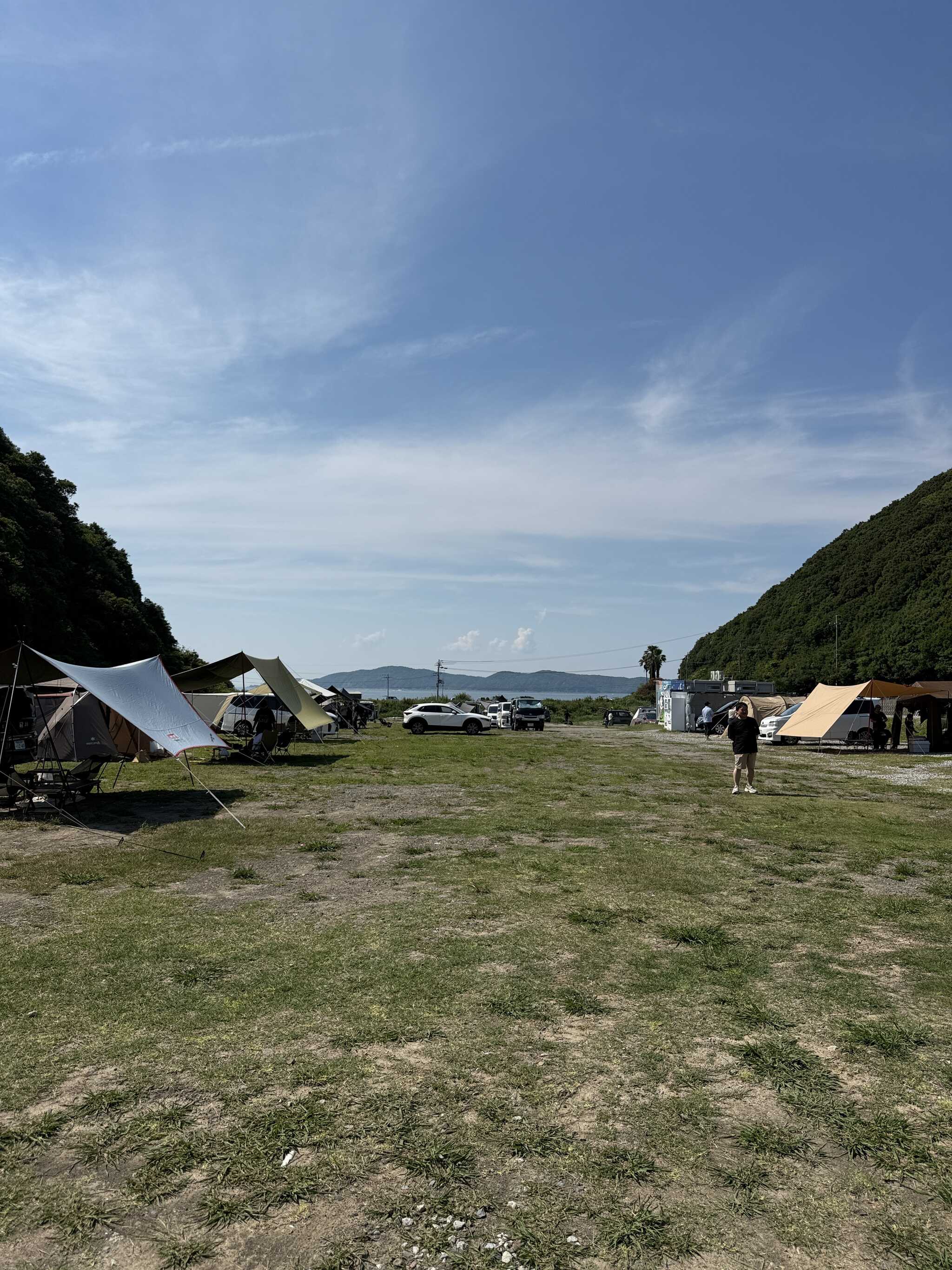 両端に山、正面に海