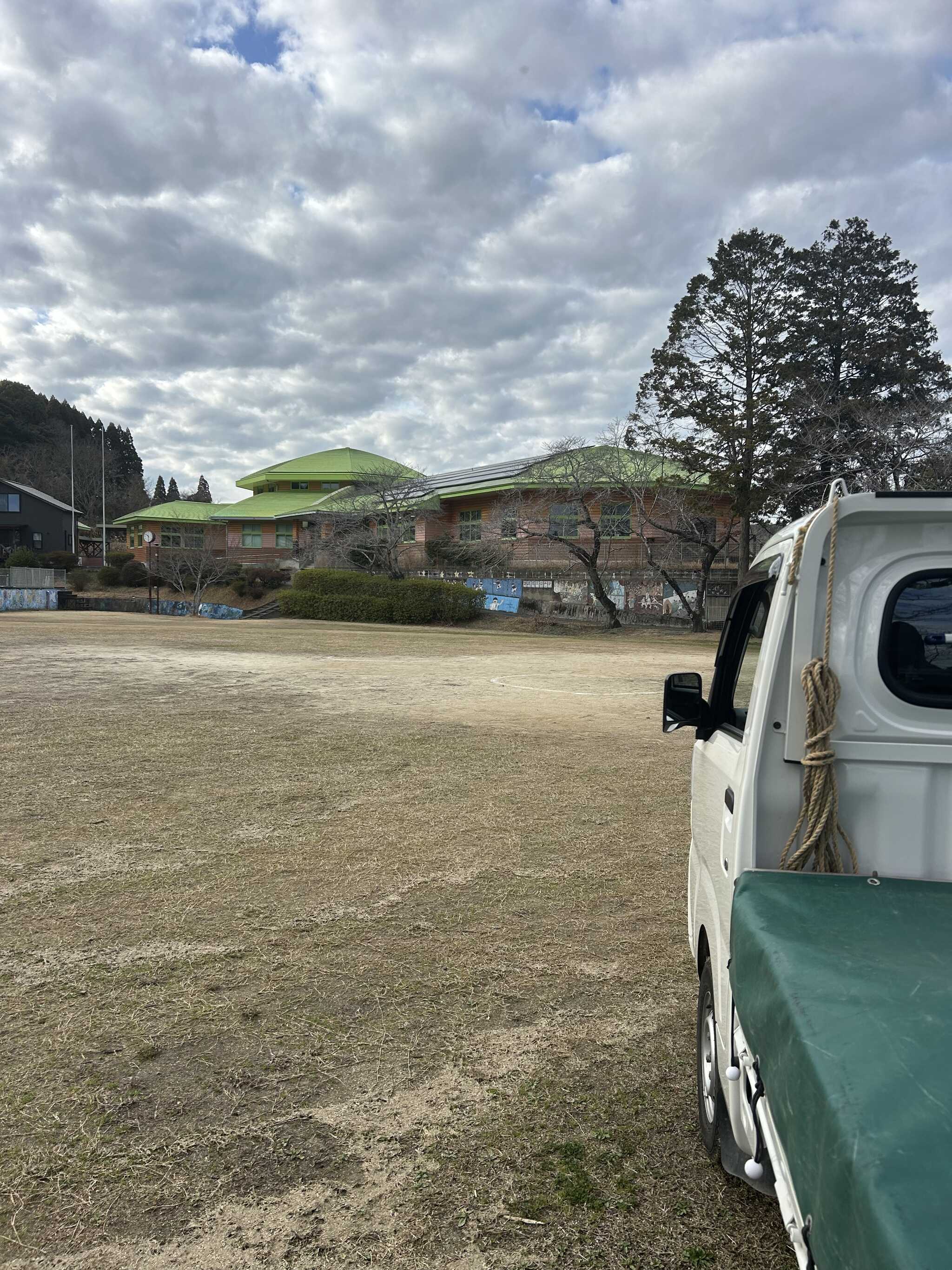 グランドからの施設写真