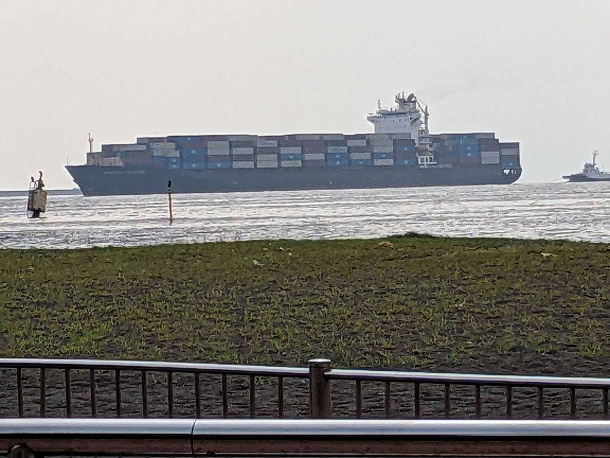 人工海岸からタンカー船が