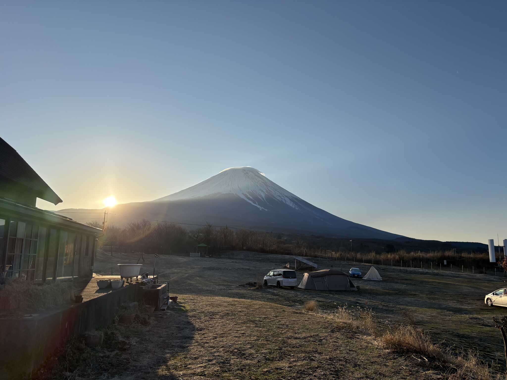 朝日が昇る富士山