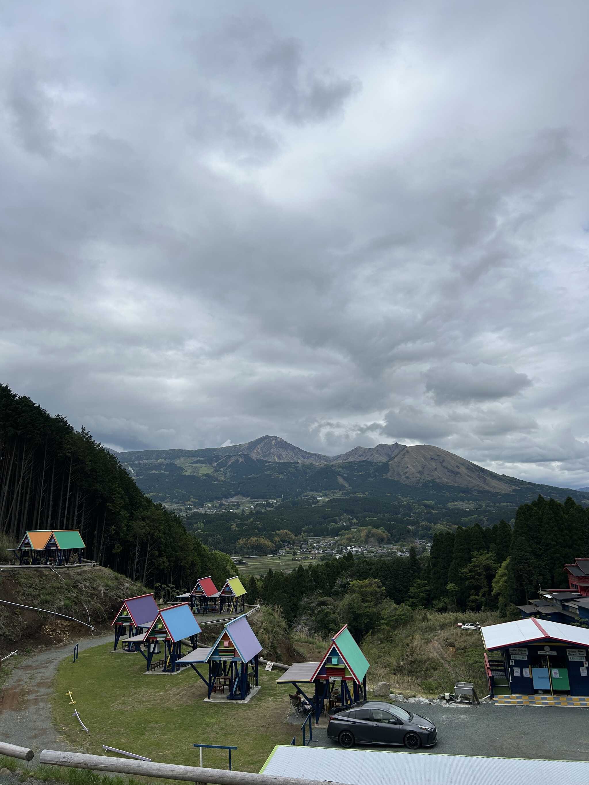 目の前ある山が阿蘇山。結構はっきり見えます!