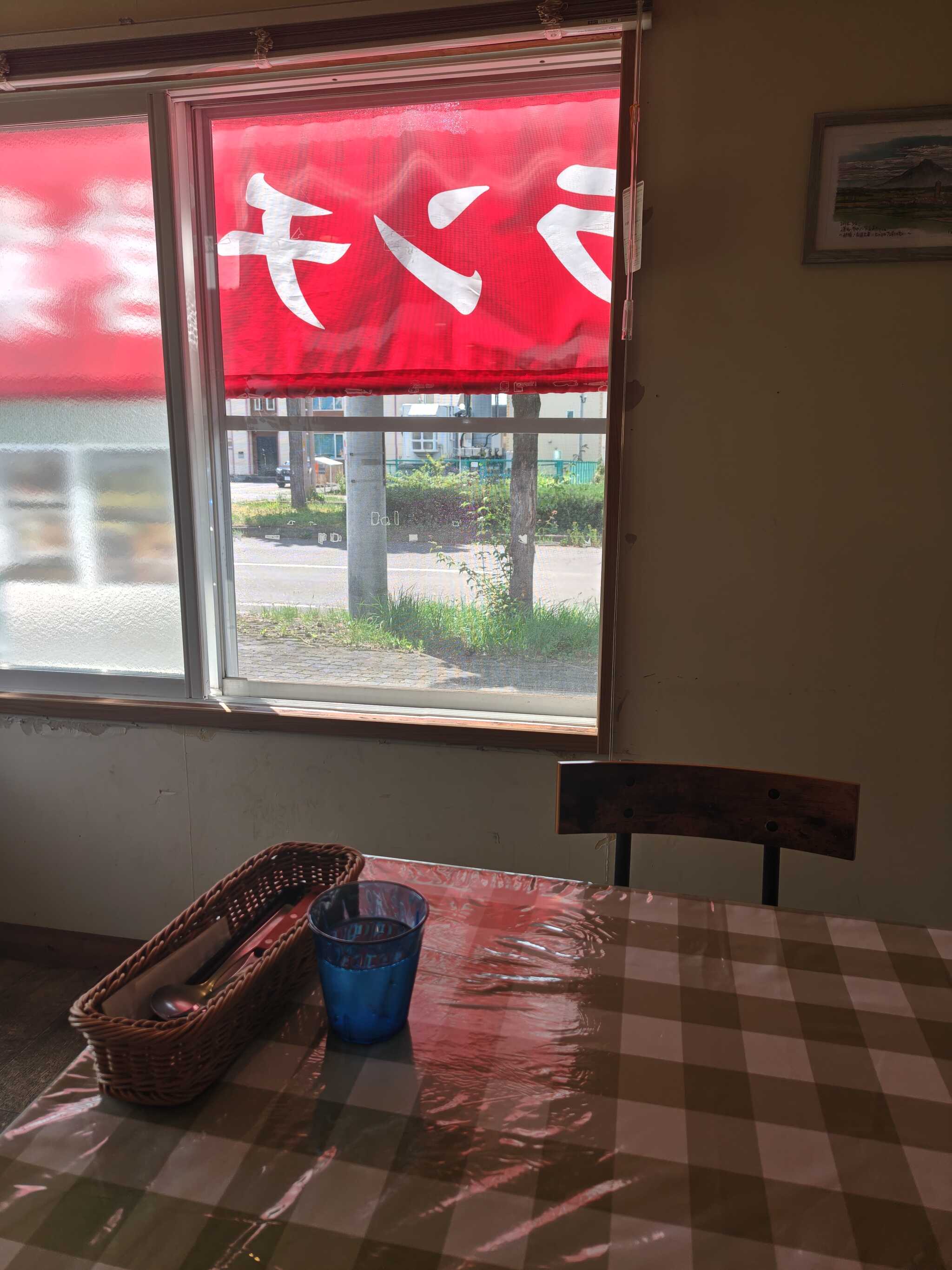 名寄市内の飲食店。赤い暖簾にひかれてしまった。