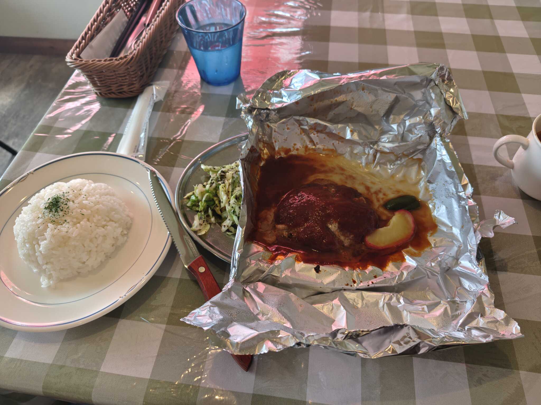 名寄市内の飲食店で、包みハンバーグをいただく。