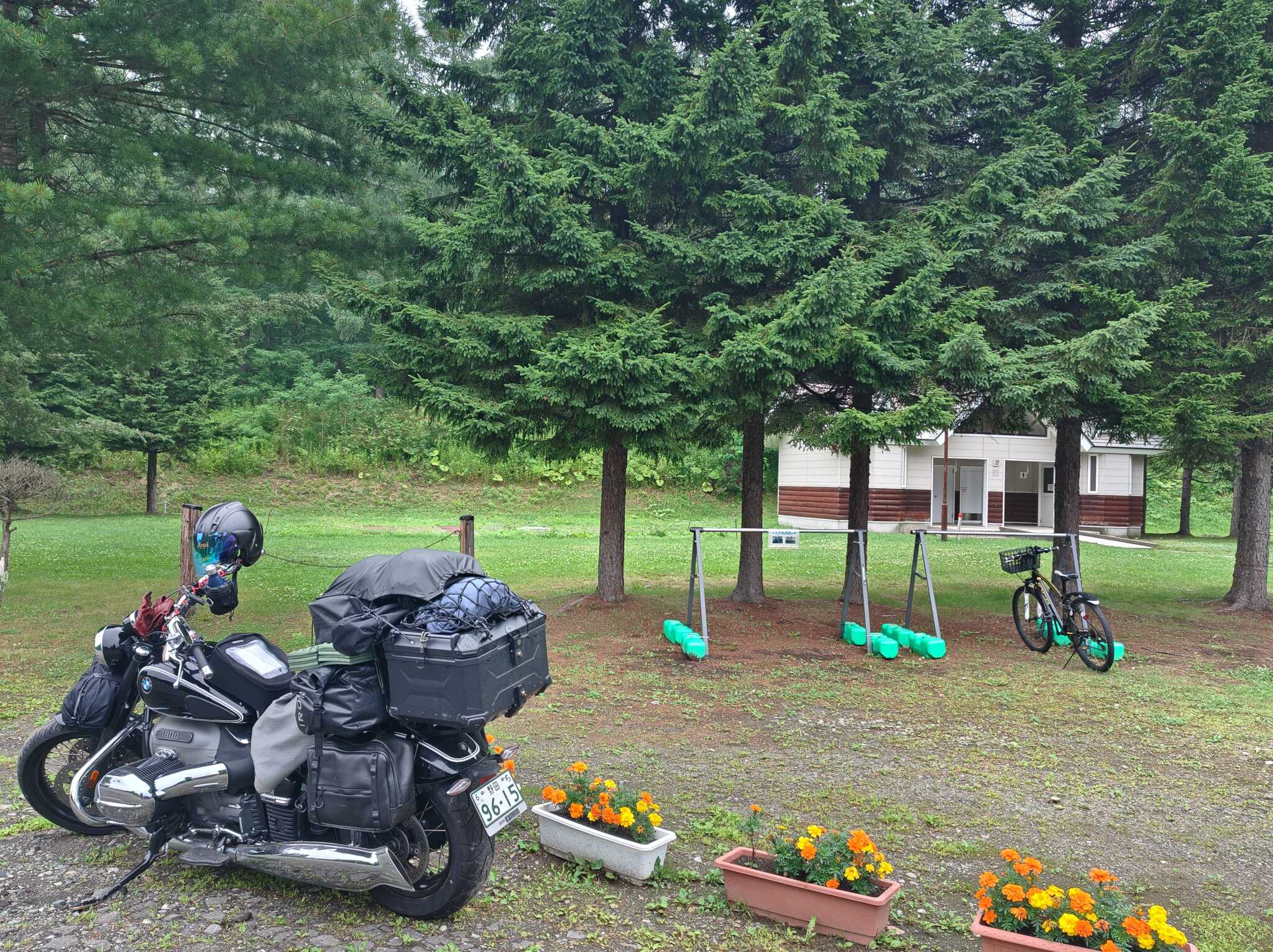 テント設営時だけ受付け近くのサイト横にバイクを停めることが出来ました