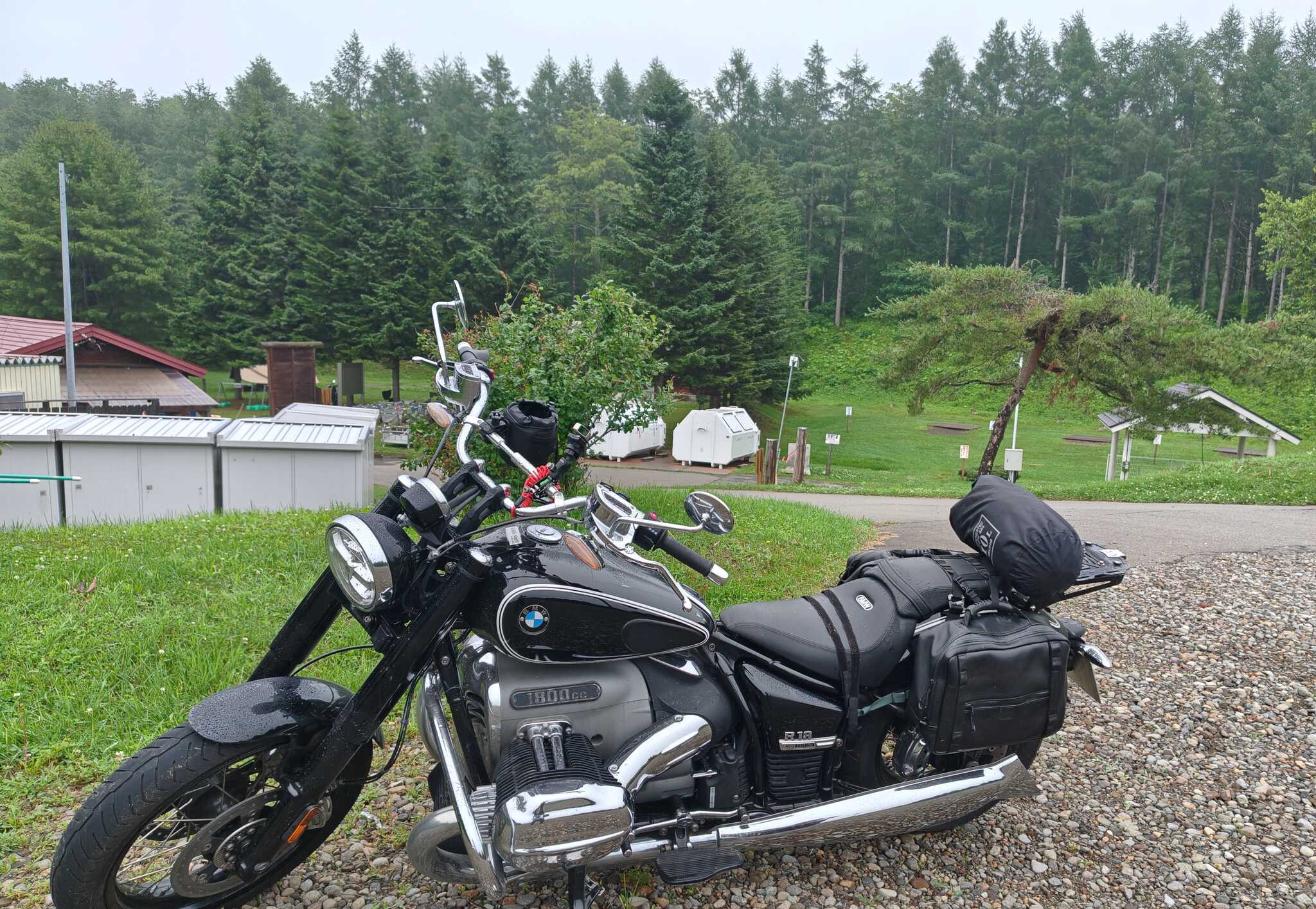 駐車場は、砂利地なので、大型バイクの駐車には気を使う。