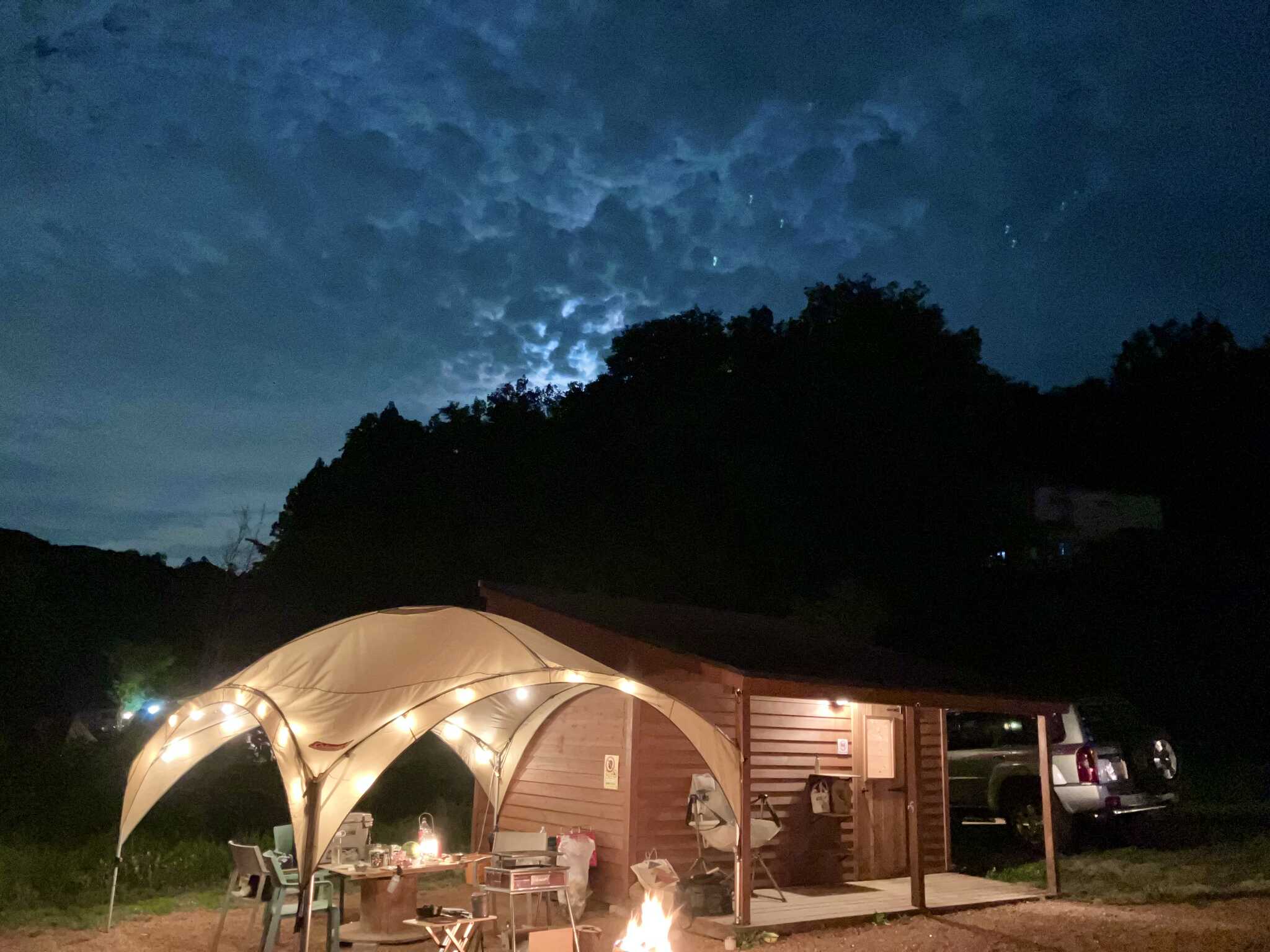 夜のコテージ