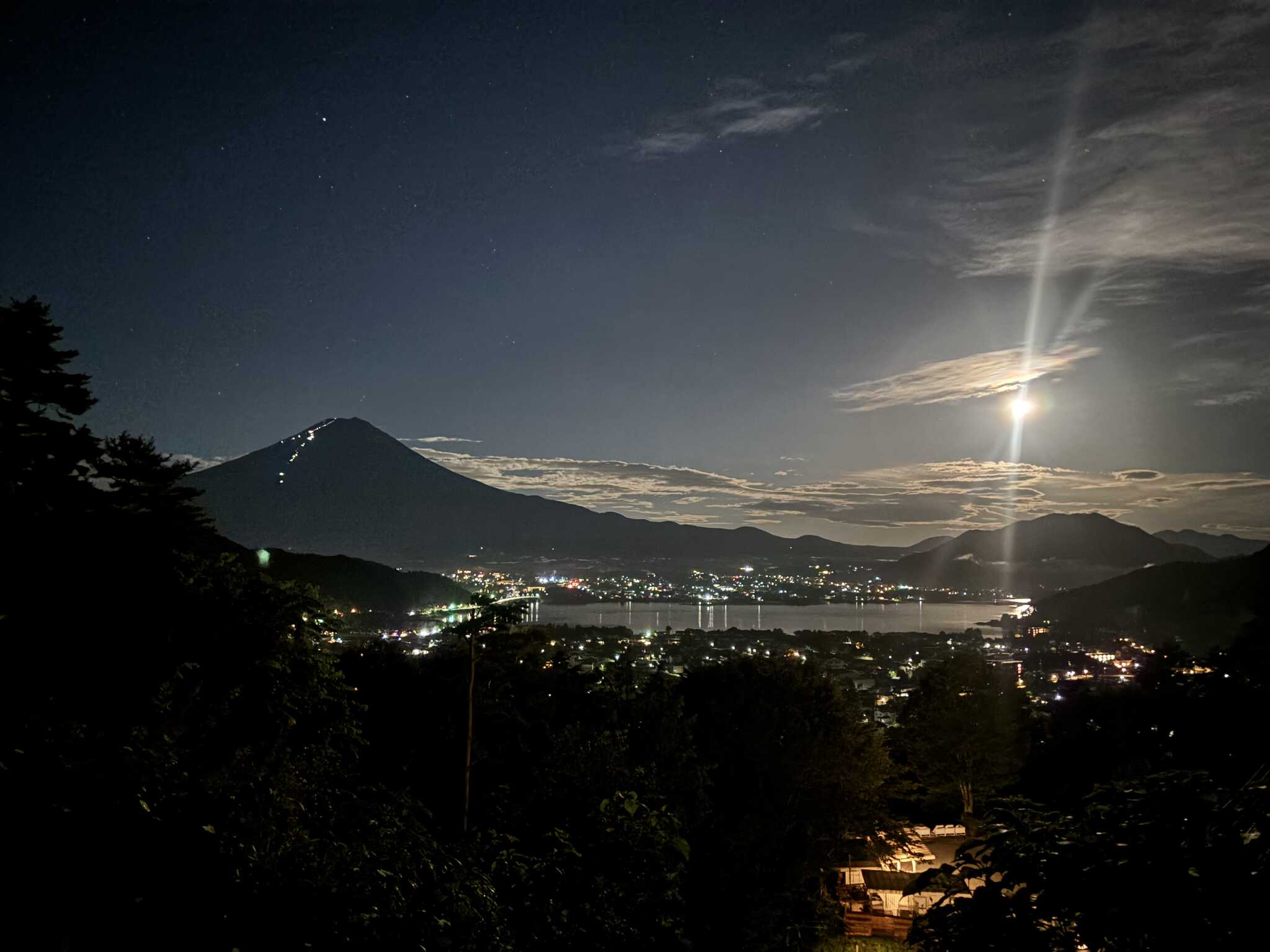 富士山と満月と河口湖の夜景