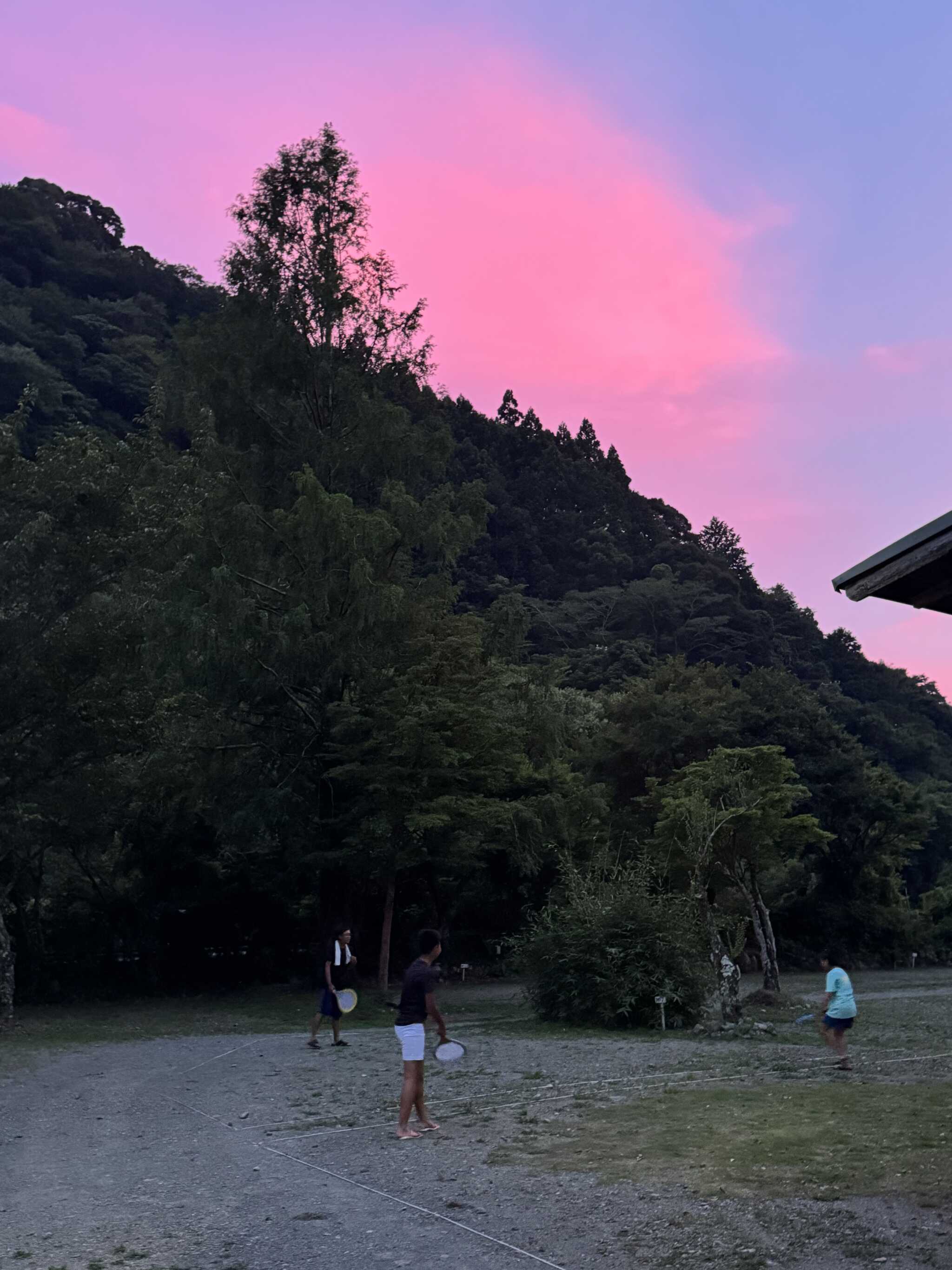 無料の遊び道具で遊ぶ子供たち
