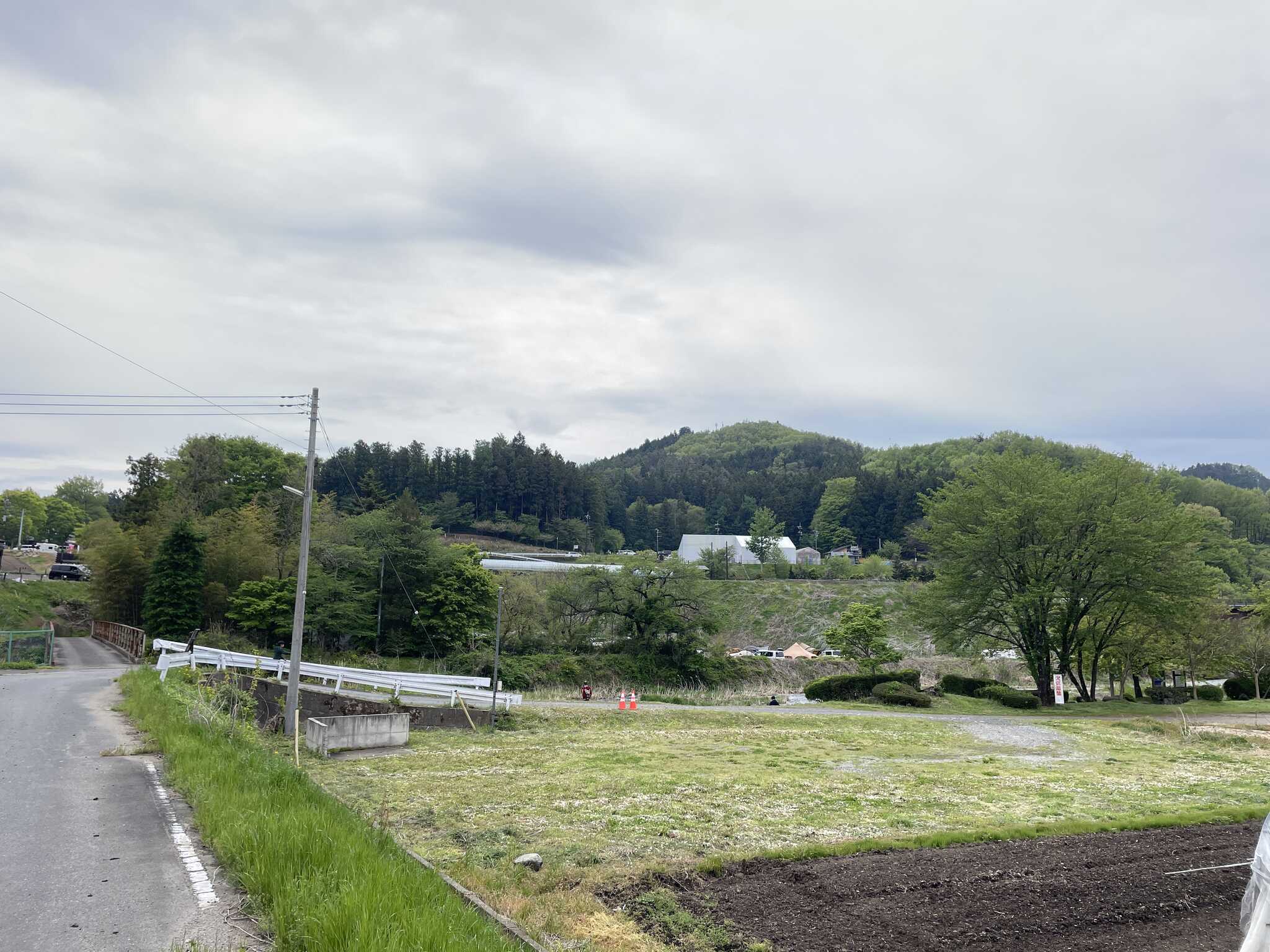 遠くからみたキャンプ場。上にあるのは楽々の湯。