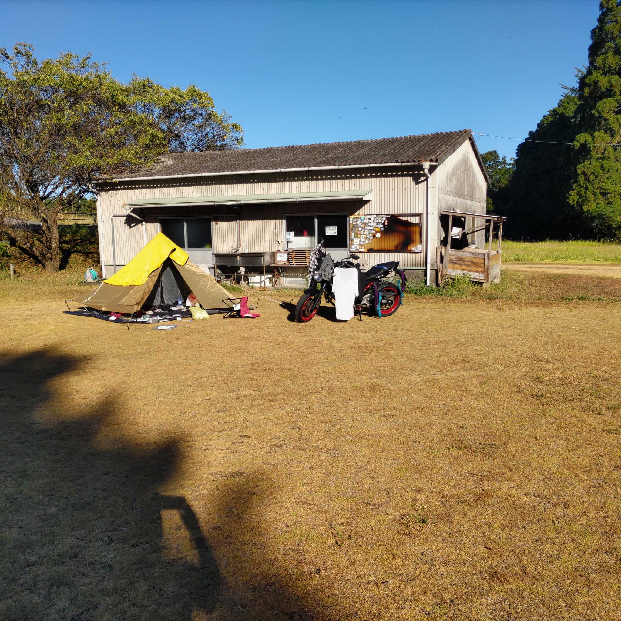 荒天時は後ろの建物に避難できます。