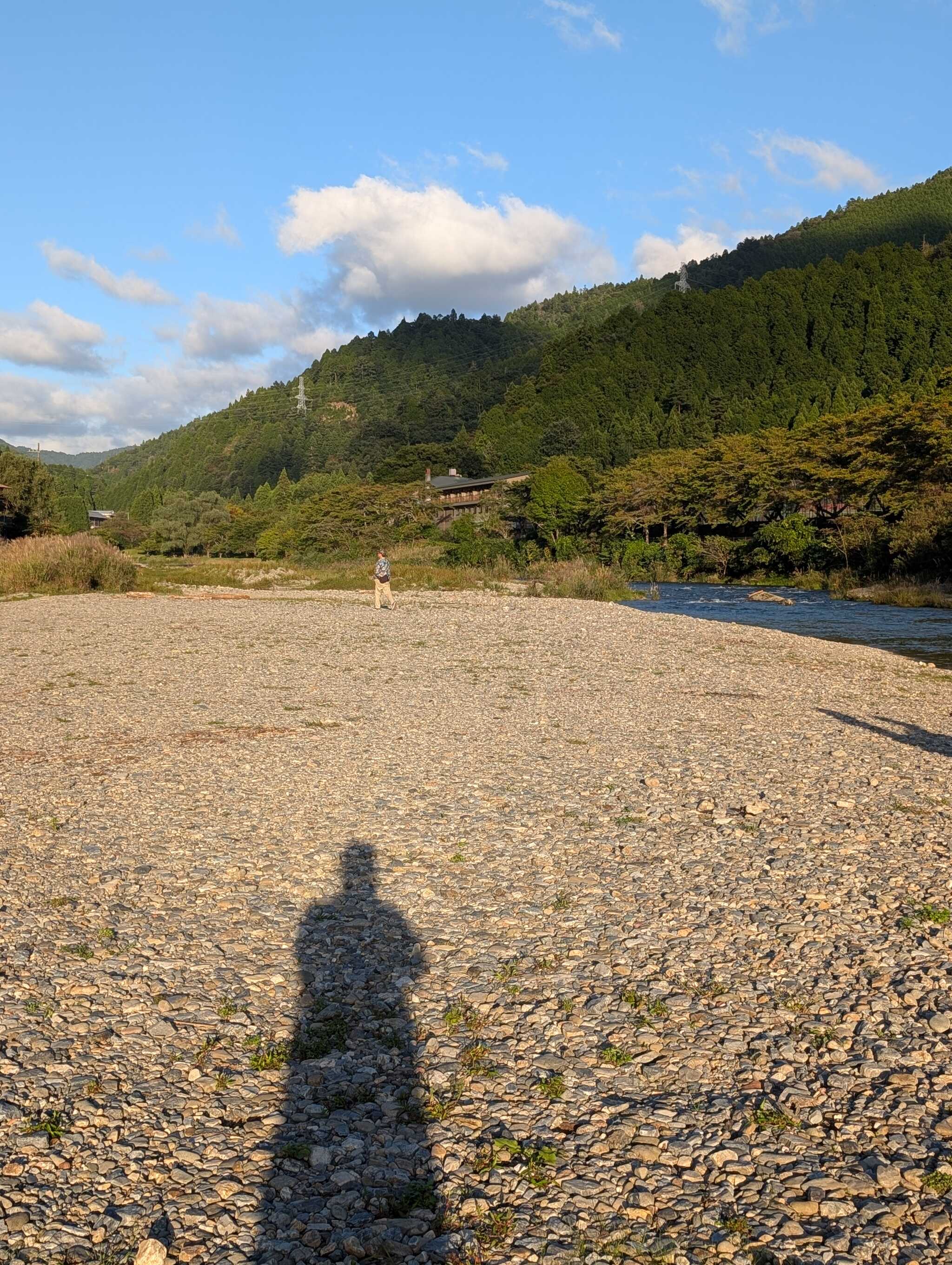 キャンプ場のそばの美山川