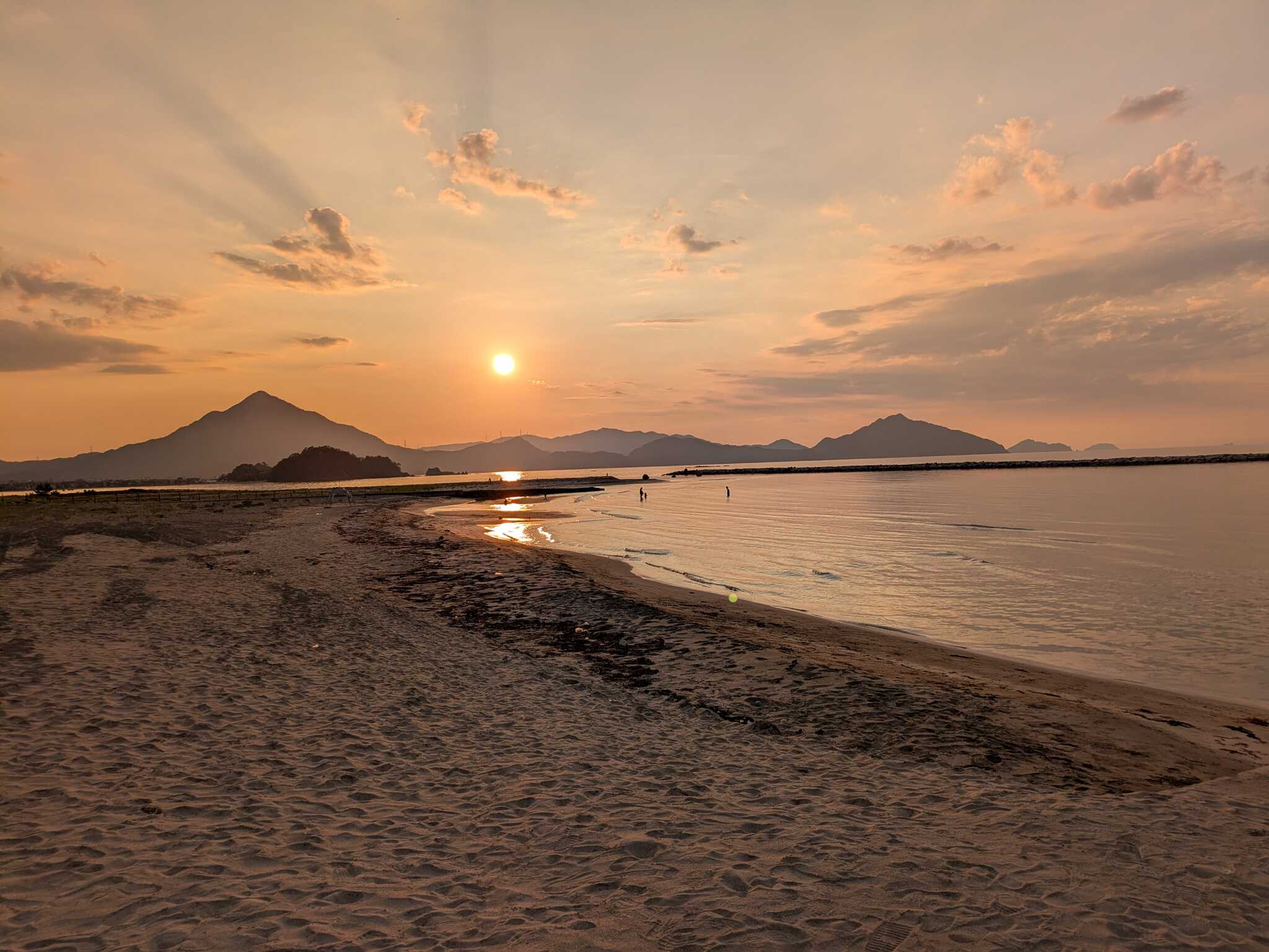 キャンプ場前の海岸からの夕日