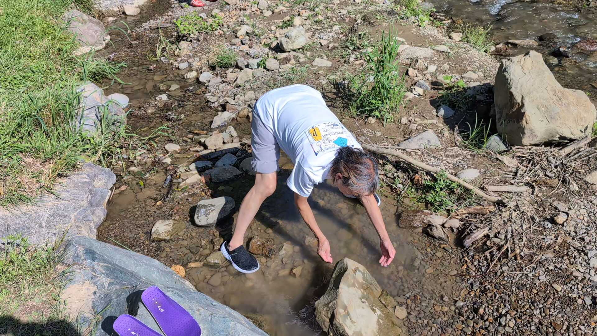 手づかみで魚採り